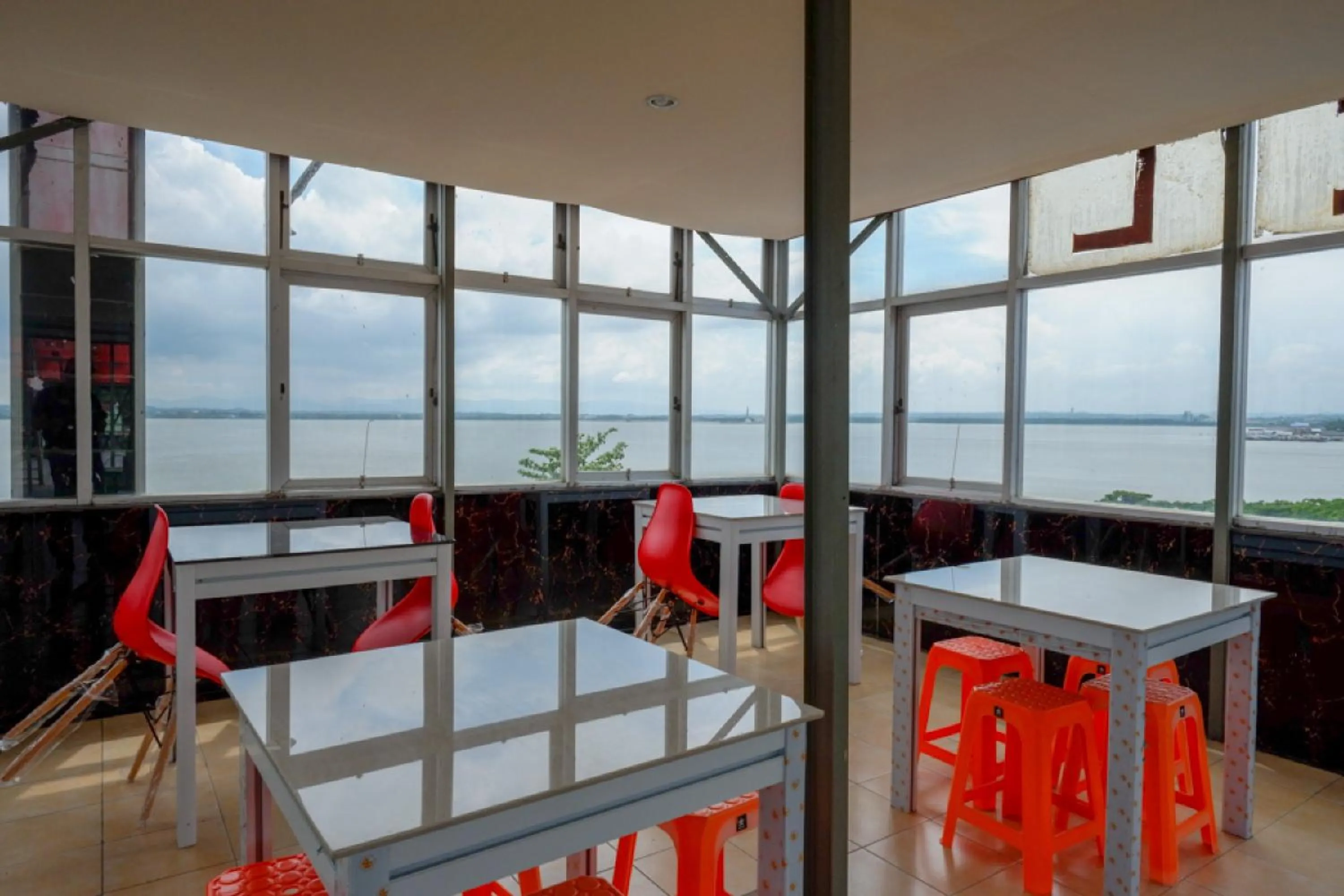 Seating area in RedDoorz near Kendari Beach 2