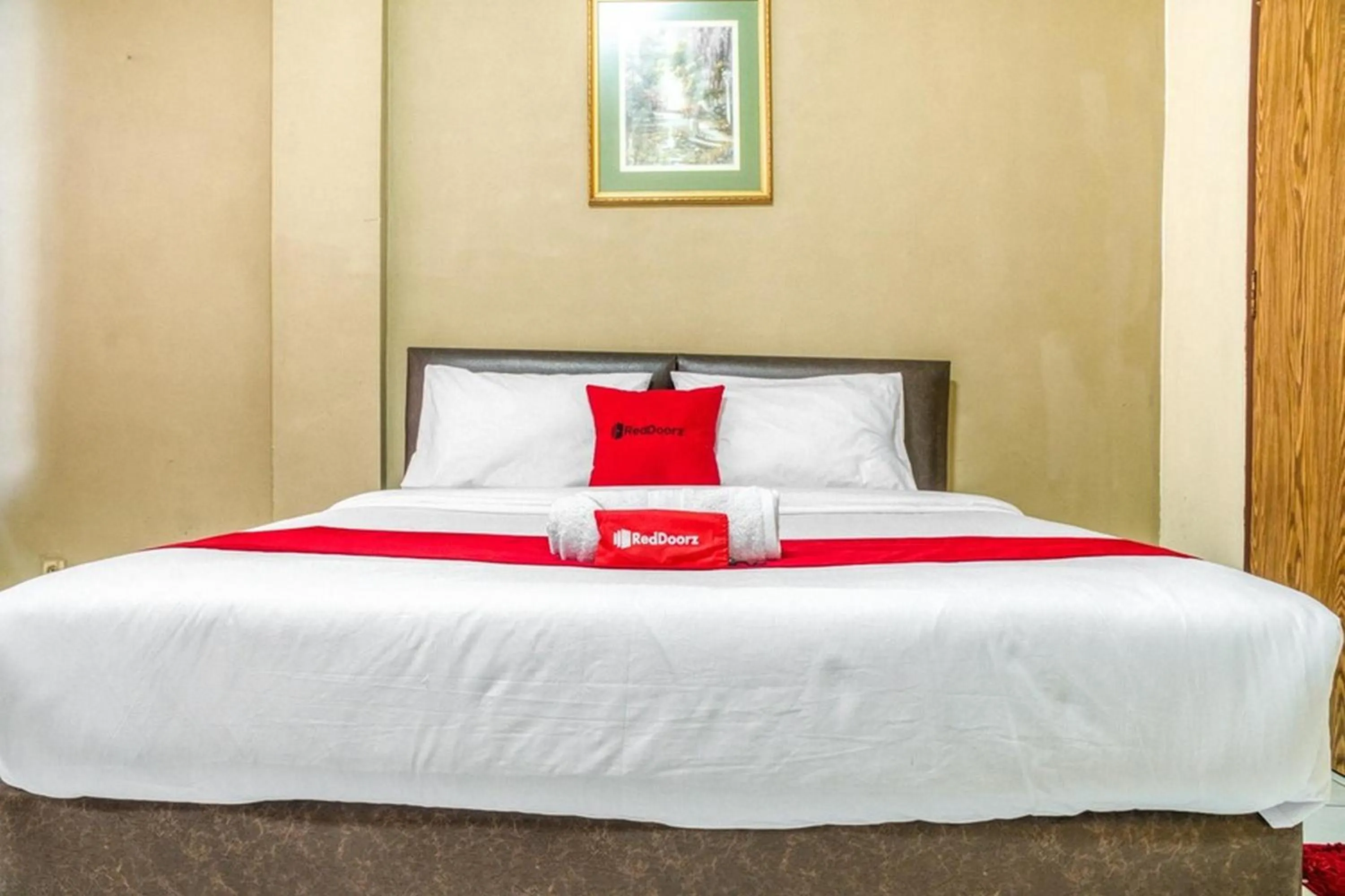 Bed in RedDoorz near Plaza Senayan