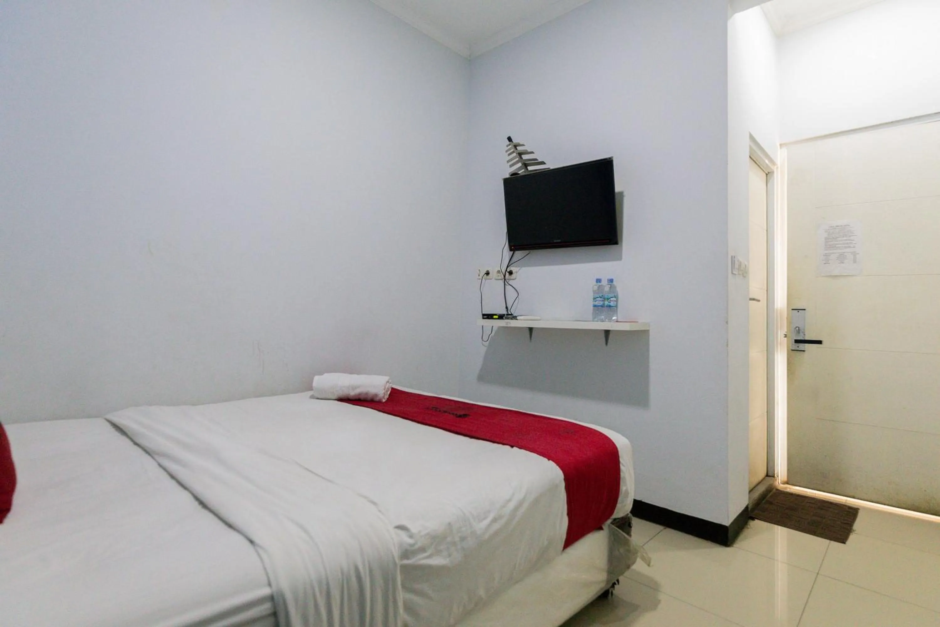 Bed in RedDoorz @ Garden Boulevard Citra Raya Tangerang
