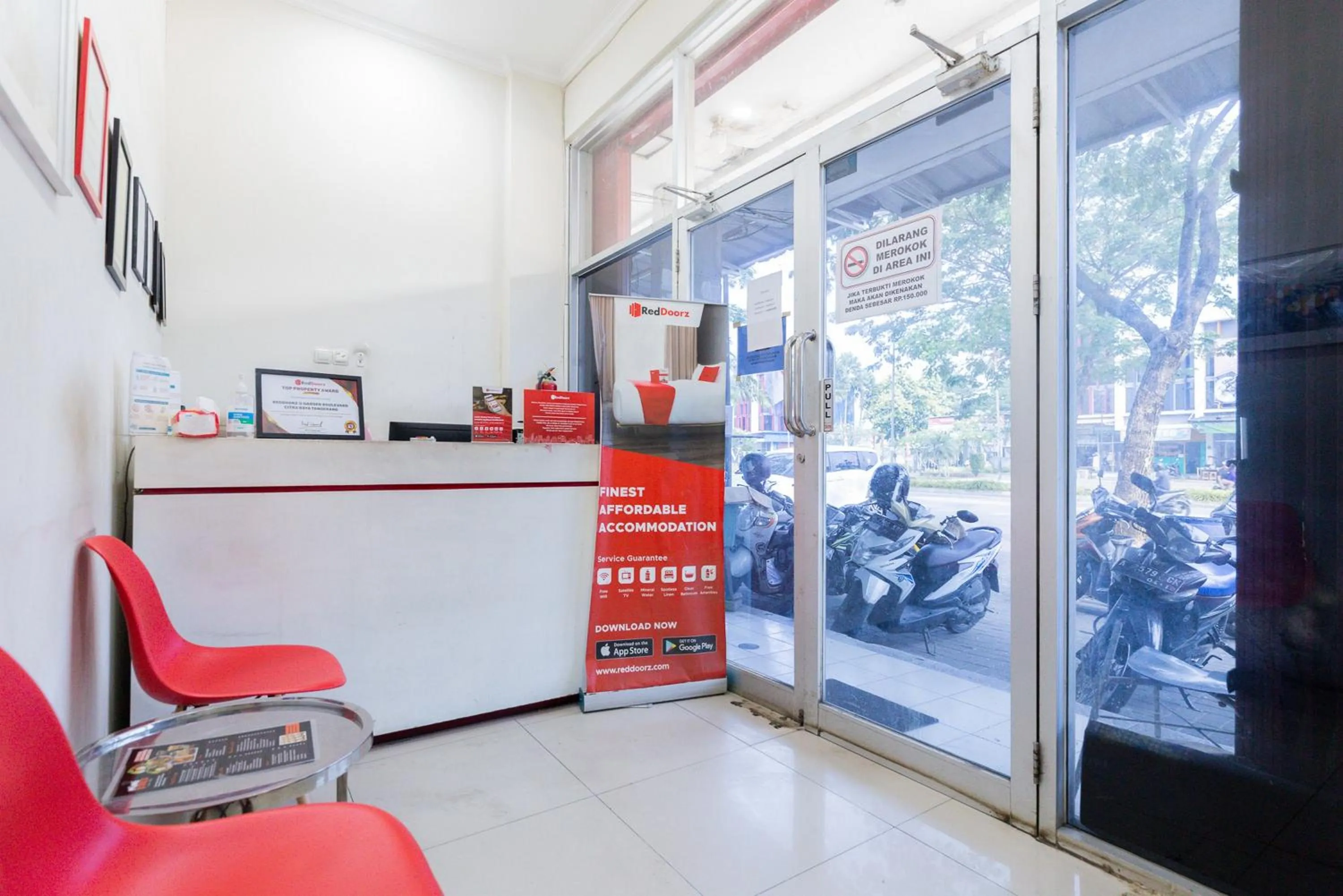 Lobby or reception in RedDoorz @ Garden Boulevard Citra Raya Tangerang