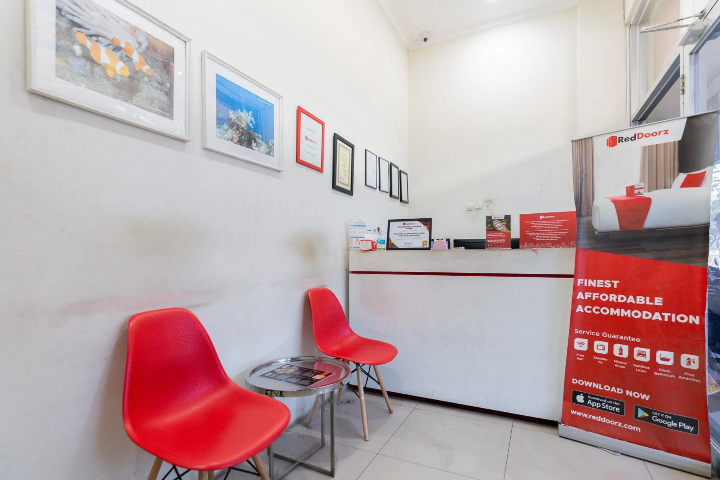 Lobby or reception in RedDoorz @ Garden Boulevard Citra Raya Tangerang