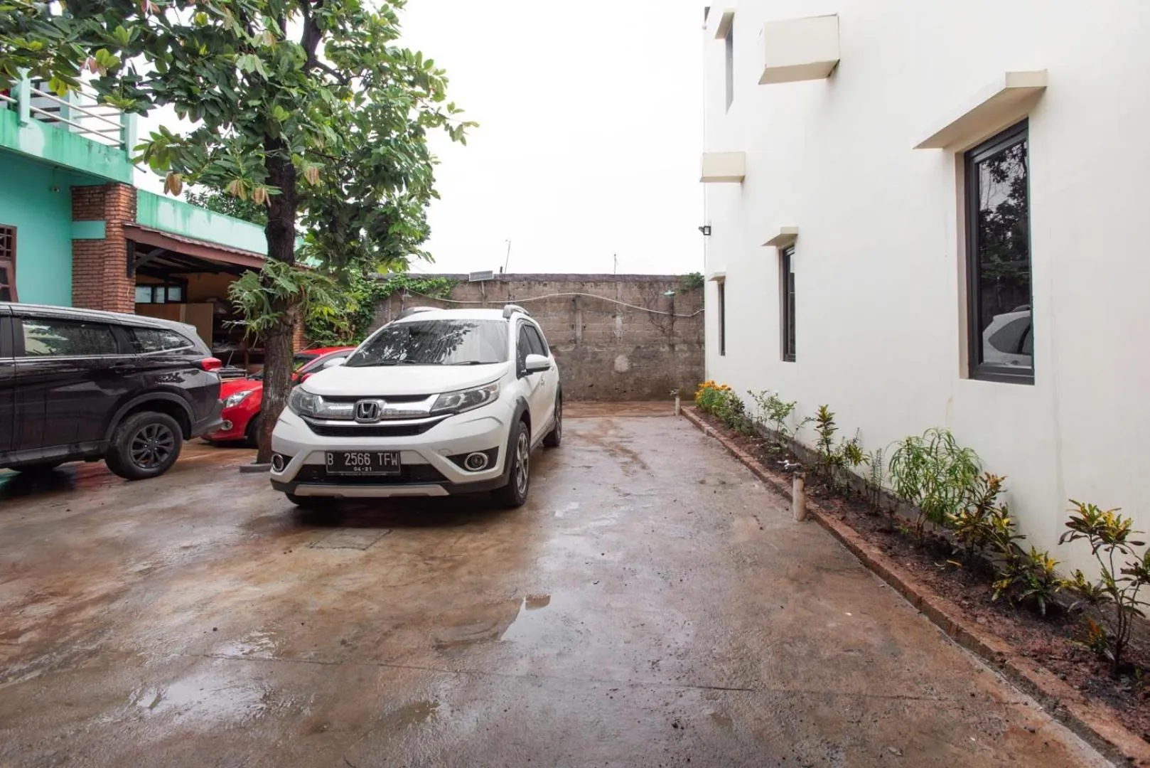 Facade/entrance in RedDoorz Plus near Trans Studio Cibubur 2