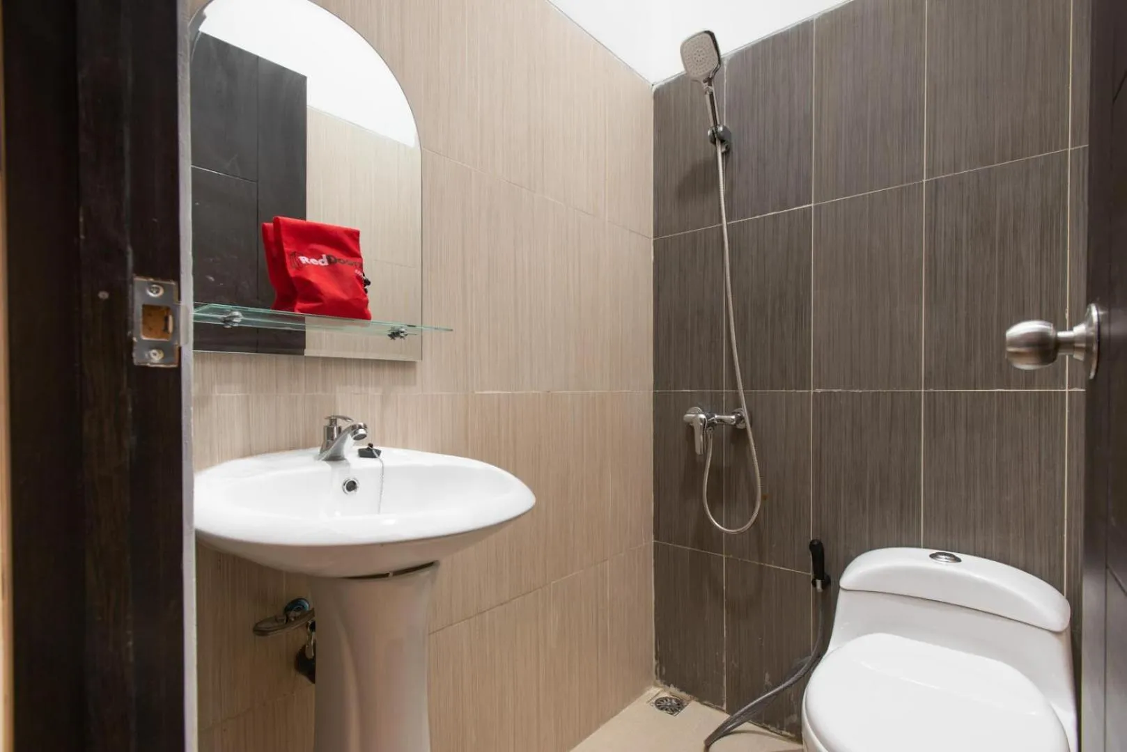 RedDoorz Plus near Trans Studio Cibubur 2