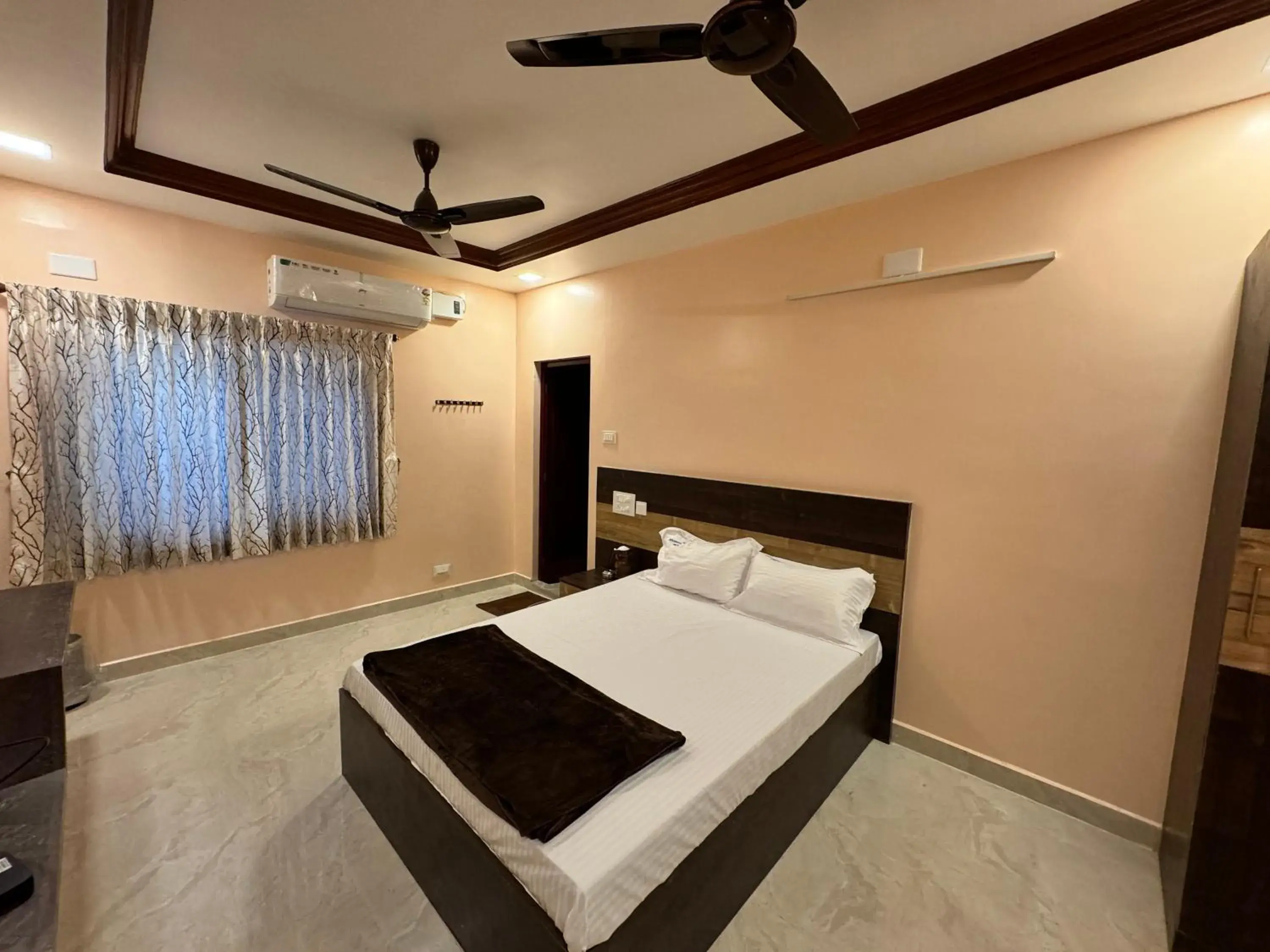 Deluxe Double Room (2 Adults + 1 Child) in Sakthimurugan residency Deluxe Double Room (2 Adults + 1 Child) in Sakthimurugan residency