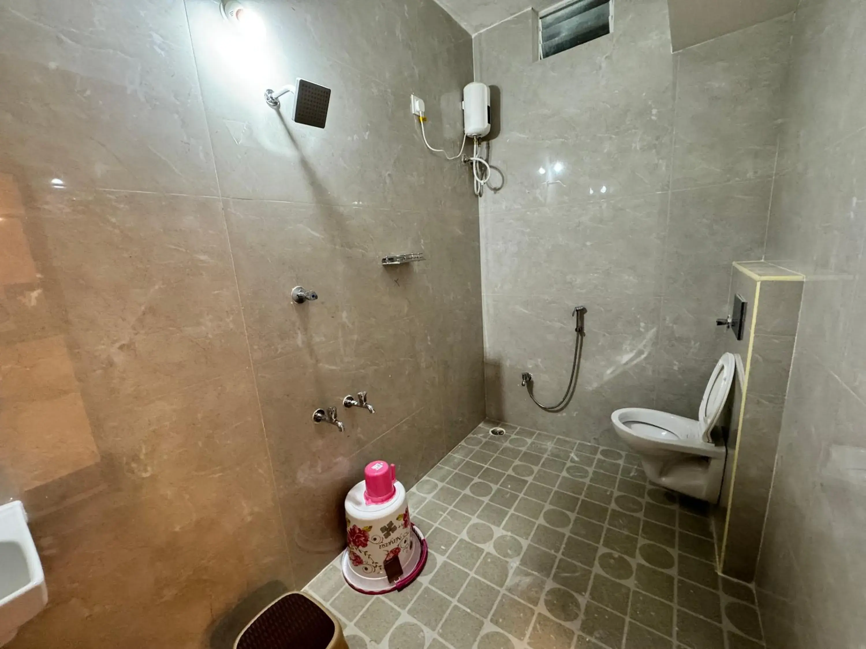 Deluxe Double Room (2 Adults + 1 Child) in Sakthimurugan residency Deluxe Double Room (2 Adults + 1 Child) in Sakthimurugan residency