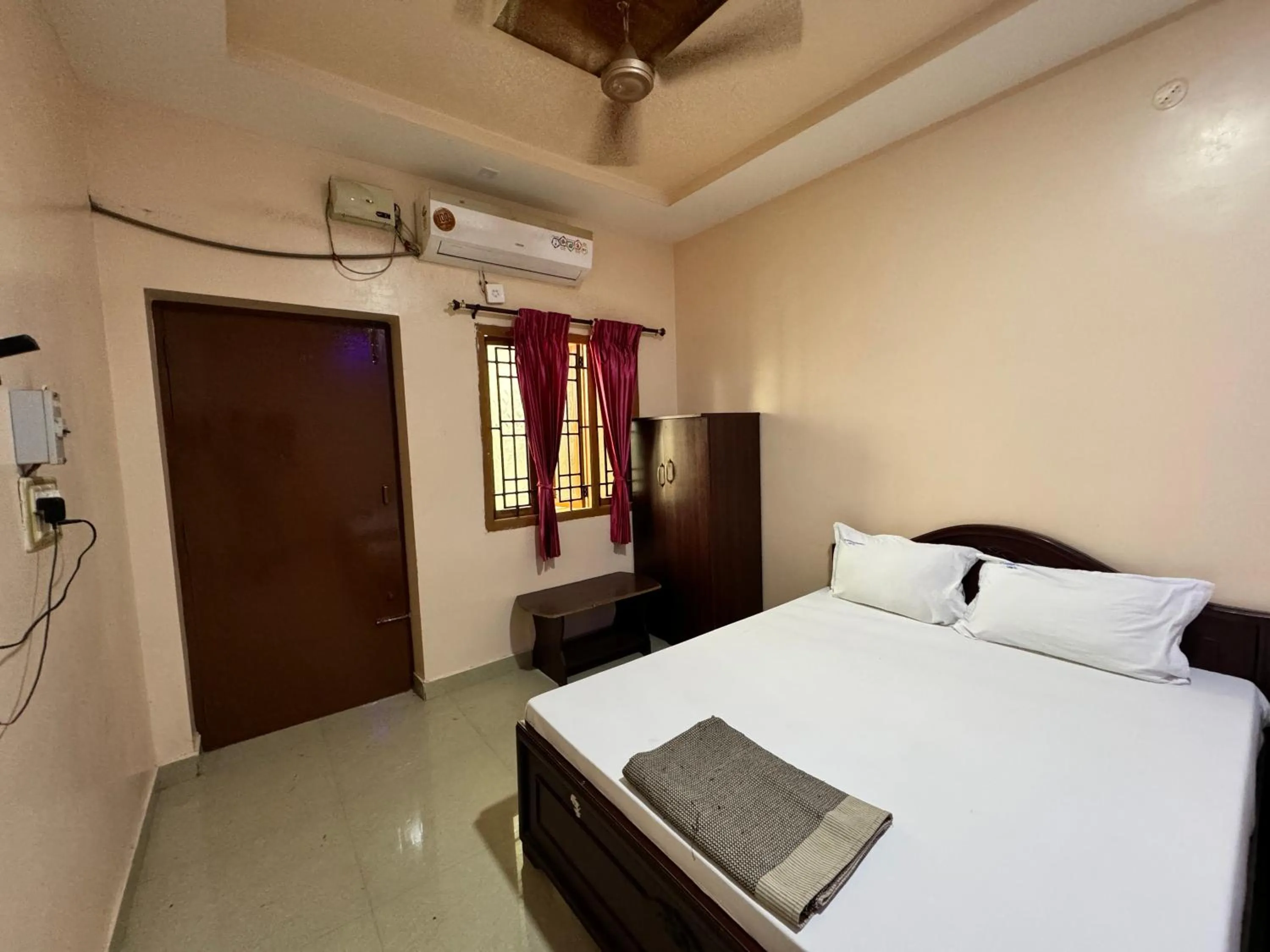 Bedroom, Bed in Sakthimurugan residency