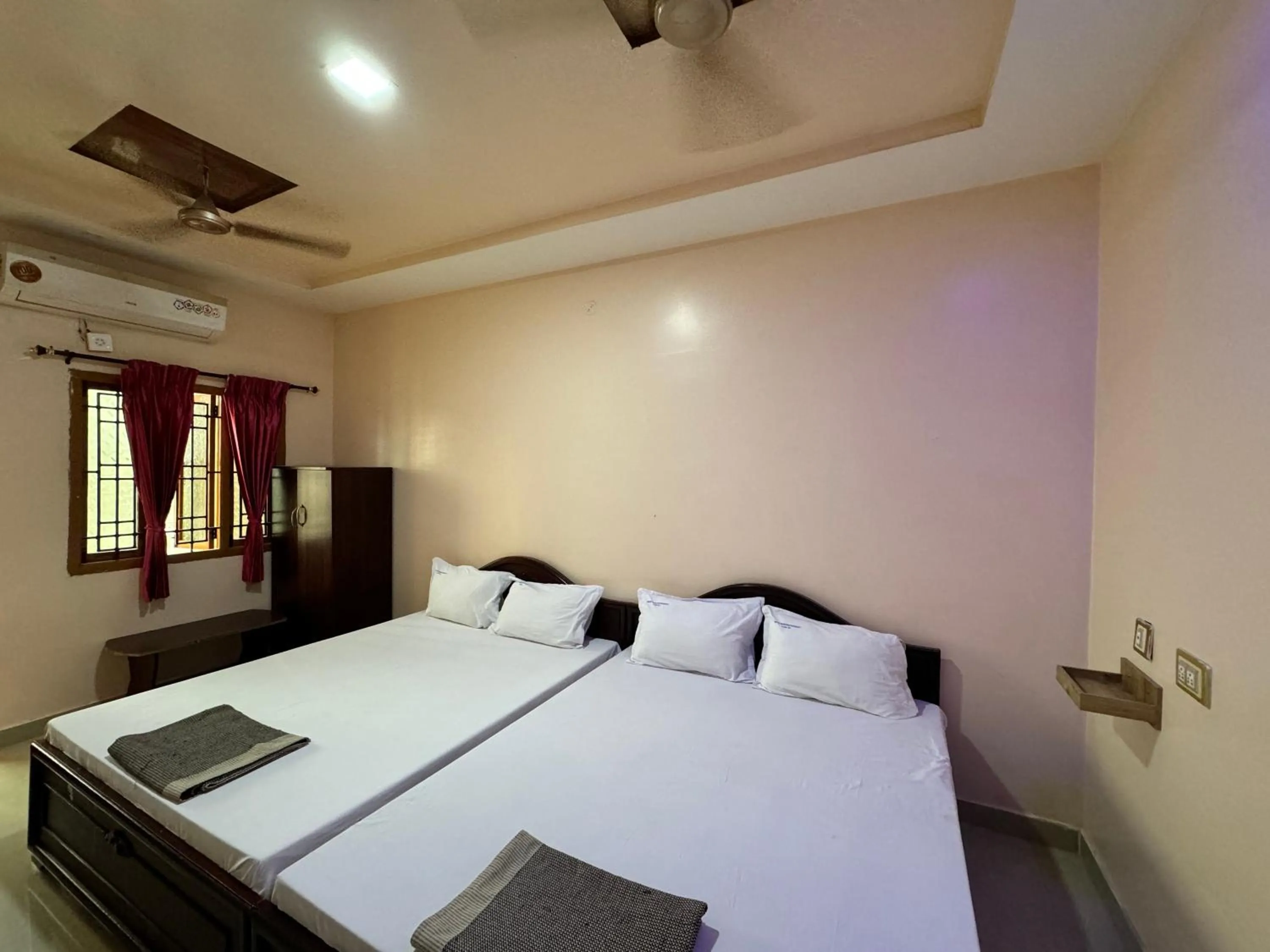 Bedroom, Bed in Sakthimurugan residency