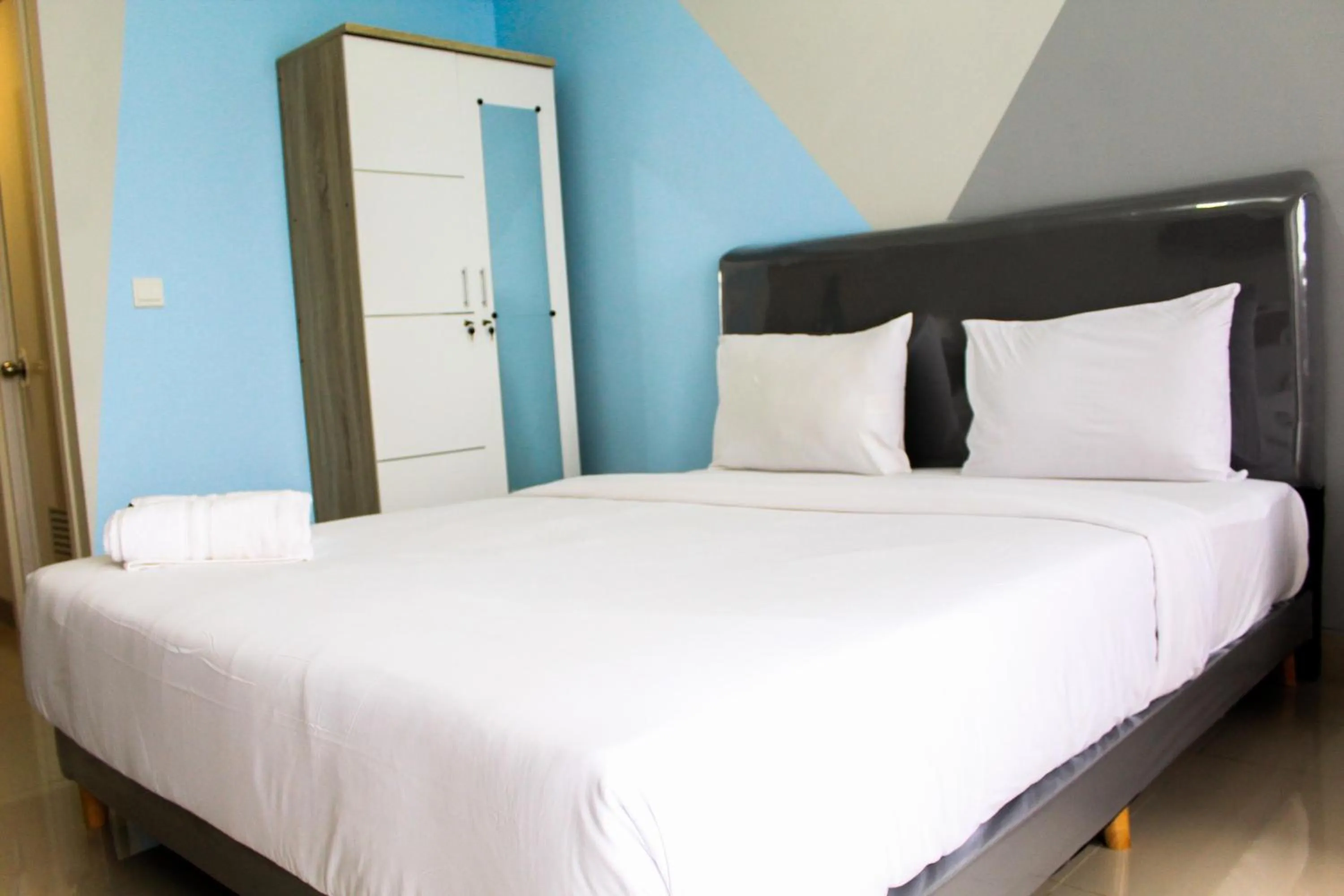 Bed in Minimalist and Posh Studio Parkland Avenue Apartment By Travelio