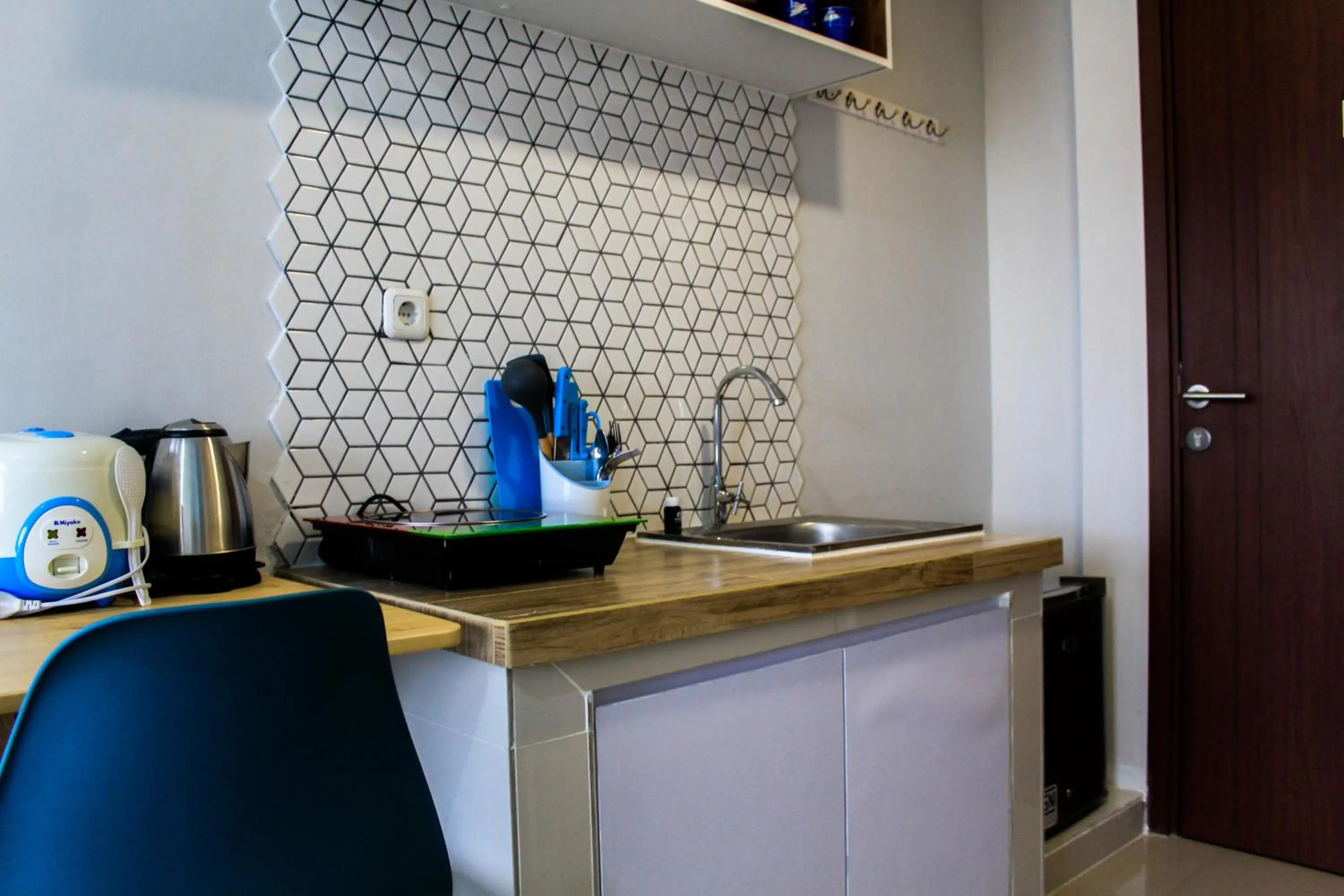 Kitchen or kitchenette in Minimalist and Posh Studio Parkland Avenue Apartment By Travelio