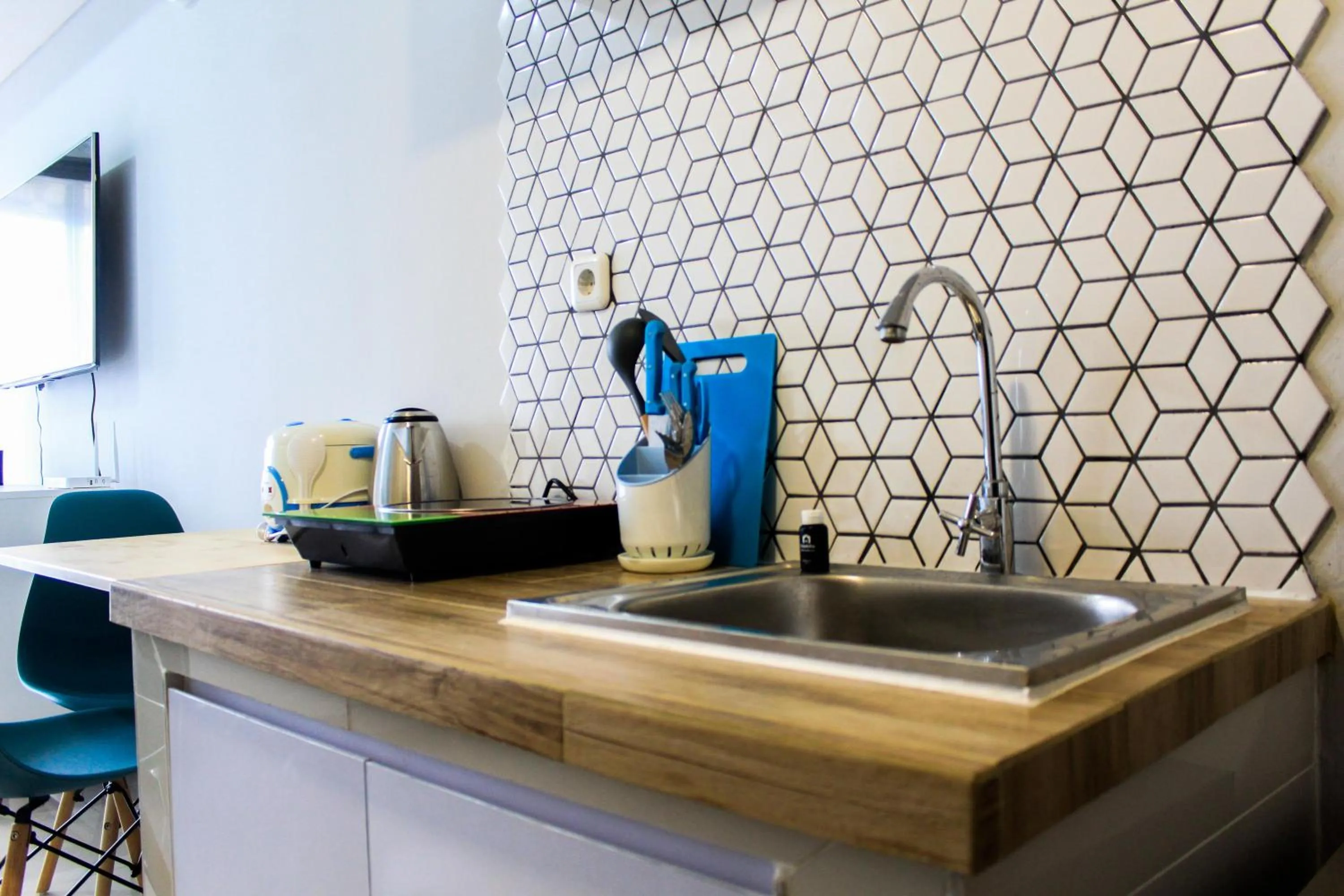 Kitchen or kitchenette in Minimalist and Posh Studio Parkland Avenue Apartment By Travelio