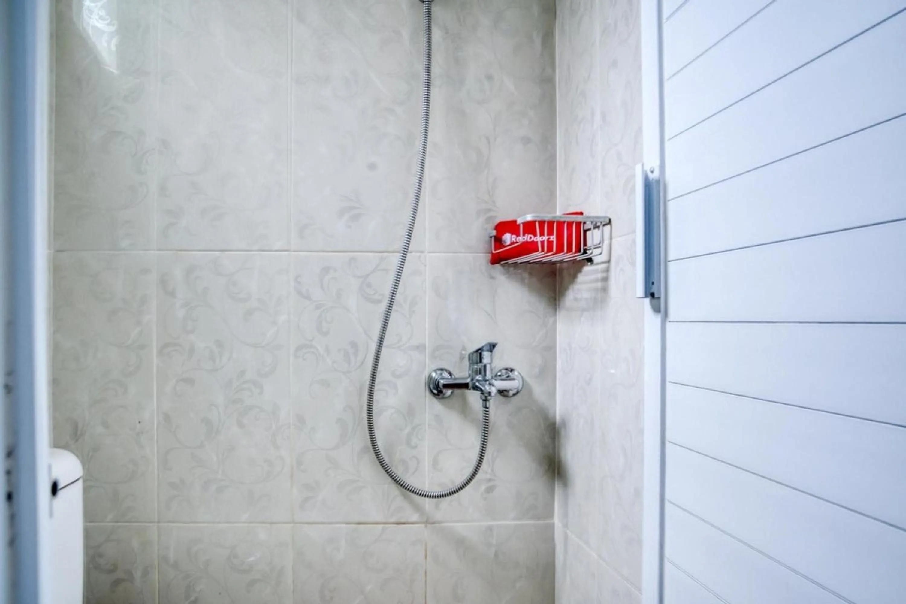 Bathroom in RedDoorz Syariah near RSUD Kota Bogor