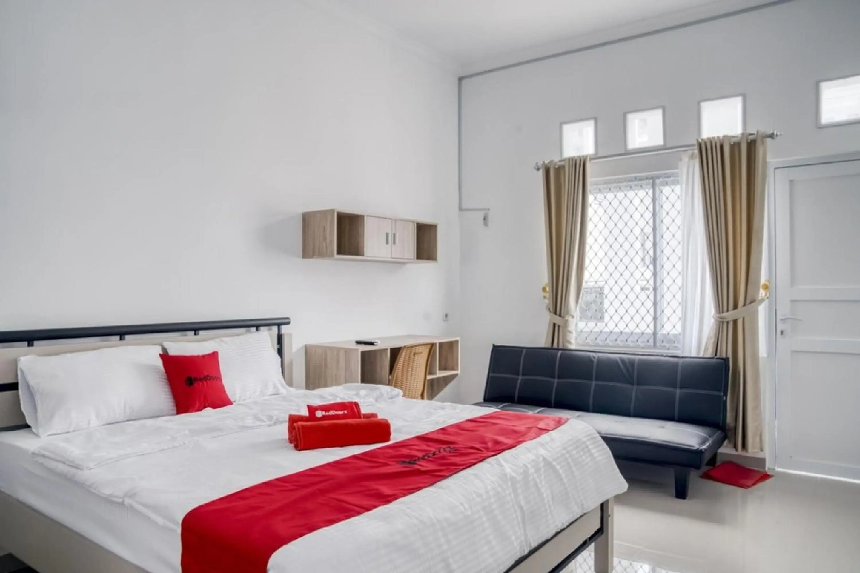 Deluxe Room in RedDoorz Syariah near RSUD Kota Bogor Deluxe Room in RedDoorz Syariah near RSUD Kota Bogor