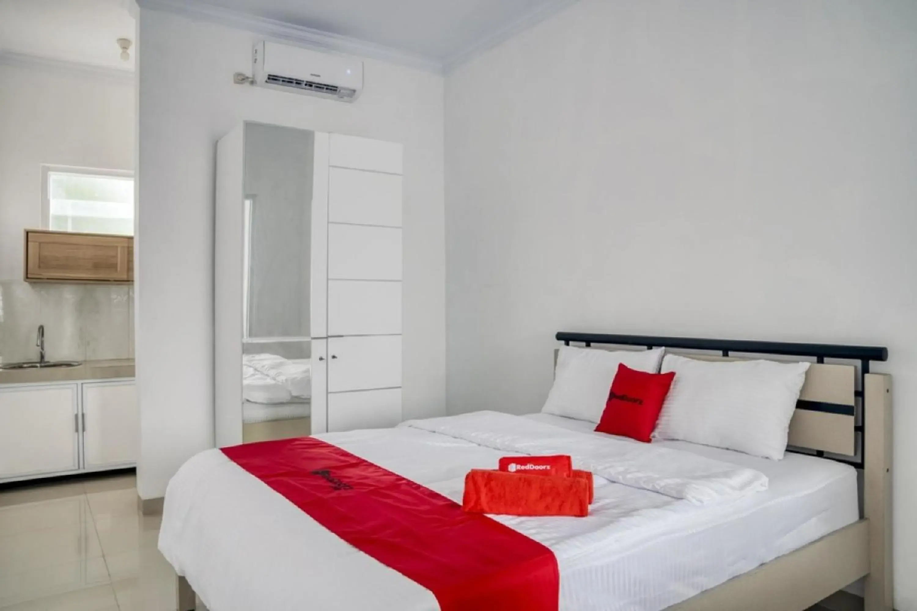 Double Room in RedDoorz Syariah near RSUD Kota Bogor Double Room in RedDoorz Syariah near RSUD Kota Bogor