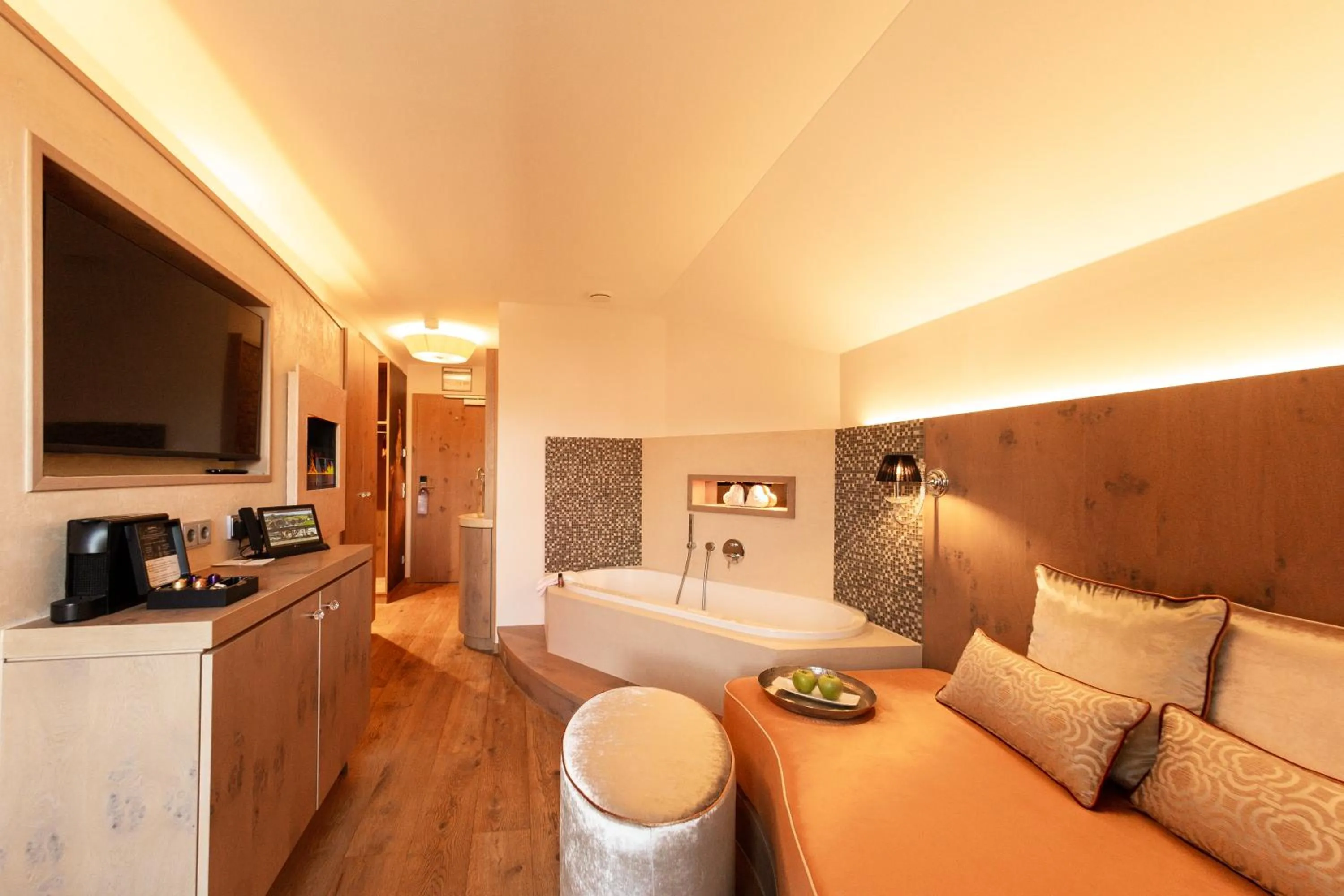 Hot Tub, Bed in Hotel Das Rübezahl