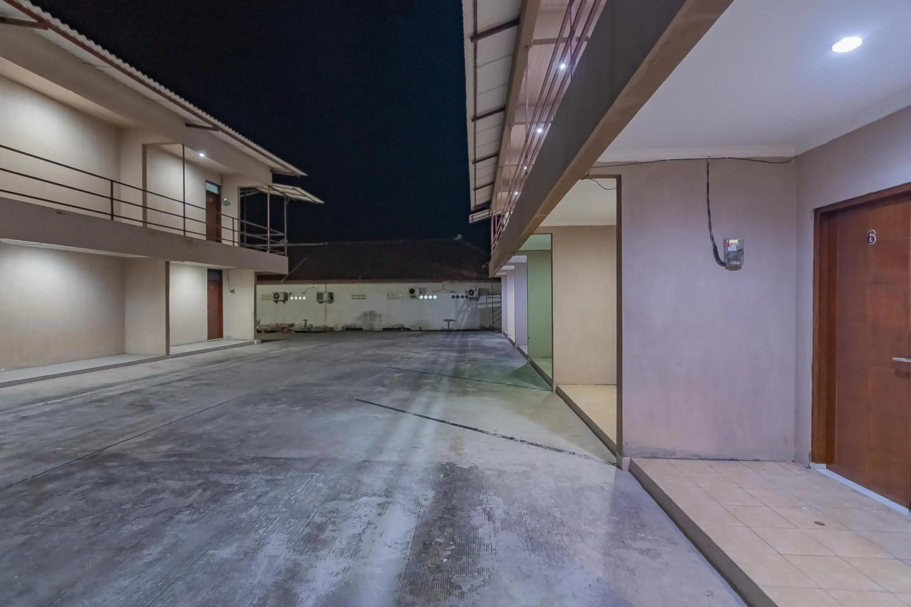 Facade/entrance in RedDoorz Plus at Bukit Cinta Street Balikpapan Facade/entrance in RedDoorz Plus at Bukit Cinta Street Balikpapan