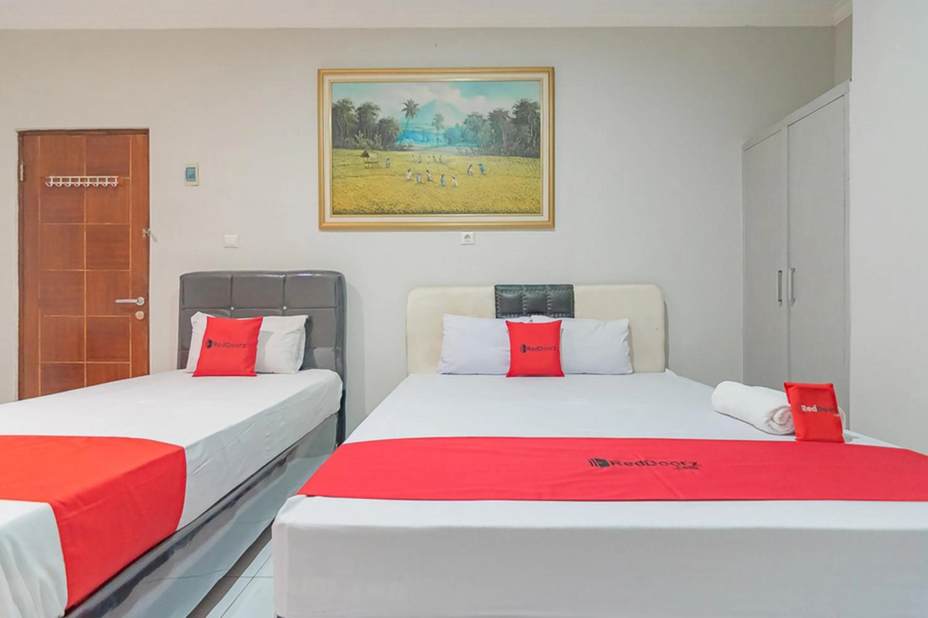 Bed in RedDoorz Plus at Bukit Cinta Street Balikpapan