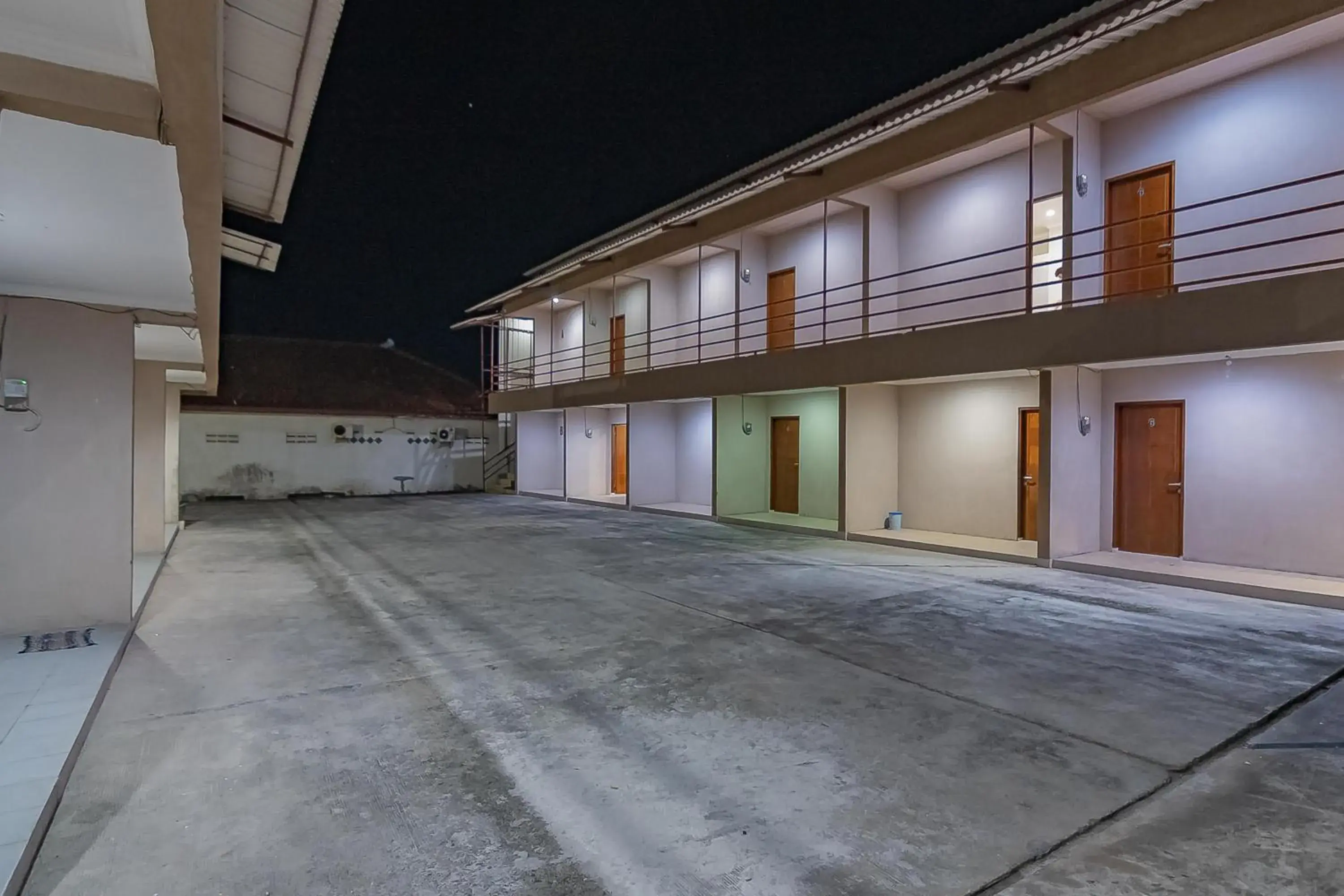 Property building in RedDoorz Plus at Bukit Cinta Street Balikpapan Property building in RedDoorz Plus at Bukit Cinta Street Balikpapan