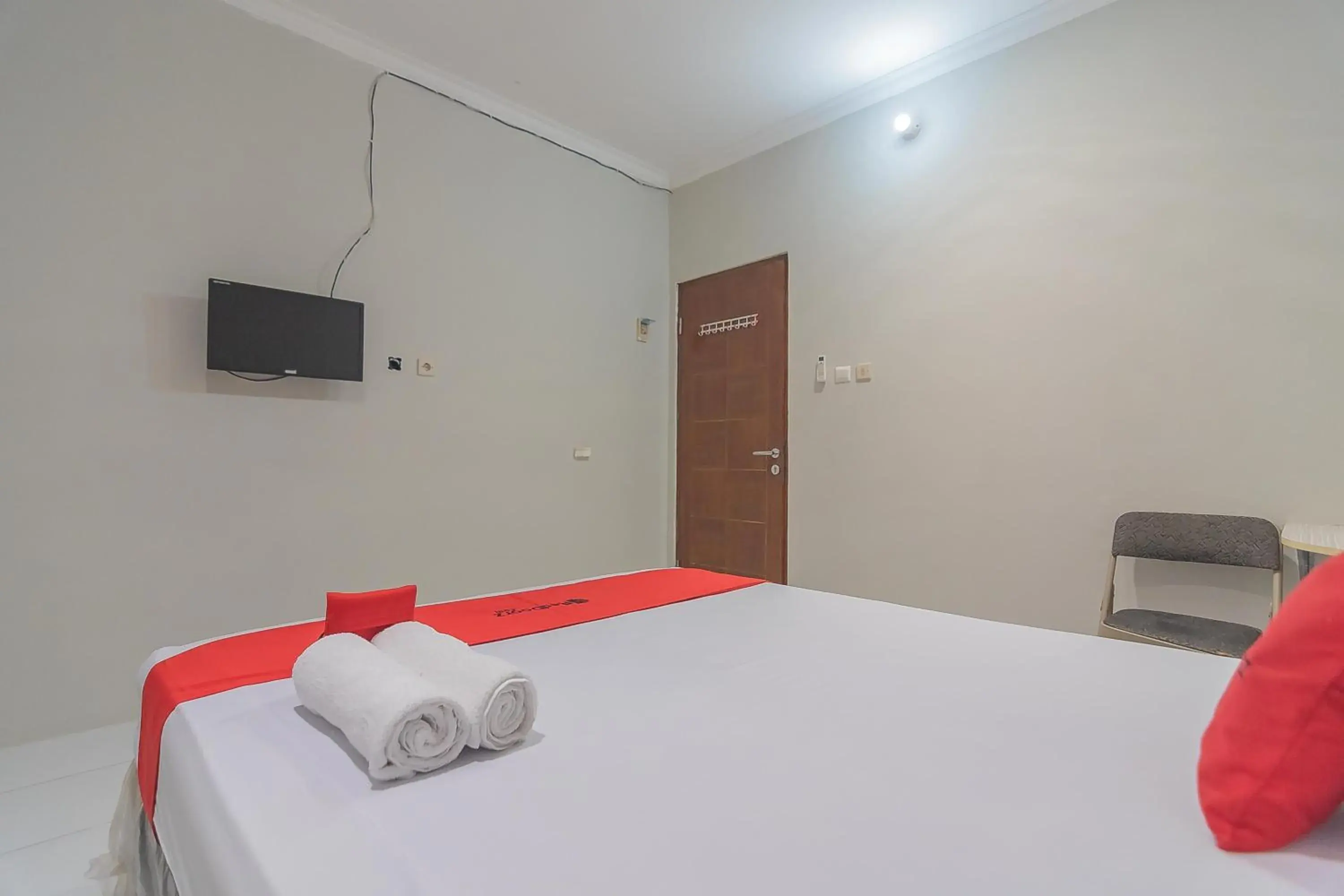 Bed in RedDoorz Plus at Bukit Cinta Street Balikpapan Bed in RedDoorz Plus at Bukit Cinta Street Balikpapan