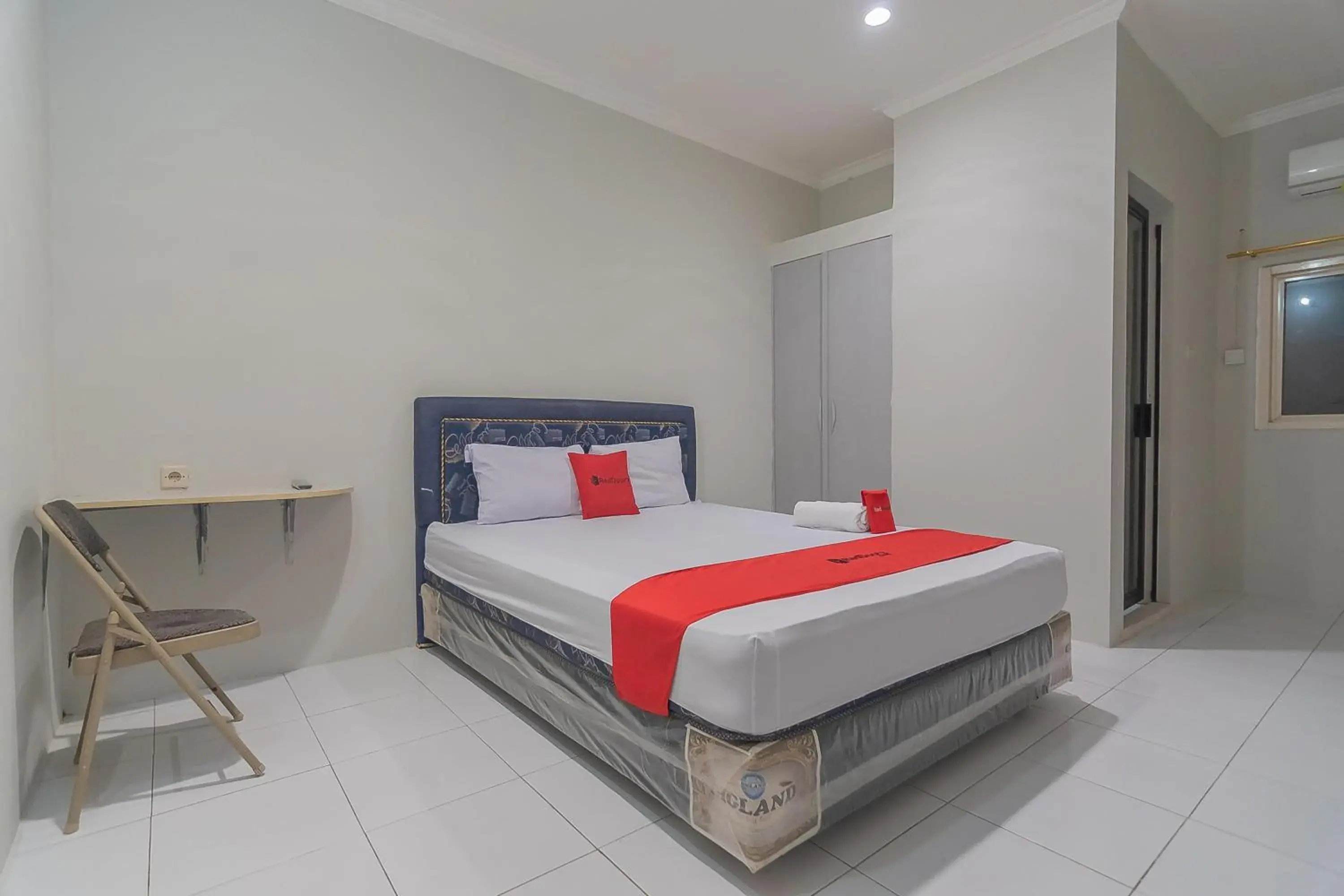 Bedroom, Bed in RedDoorz Plus at Bukit Cinta Street Balikpapan Bedroom, Bed in RedDoorz Plus at Bukit Cinta Street Balikpapan