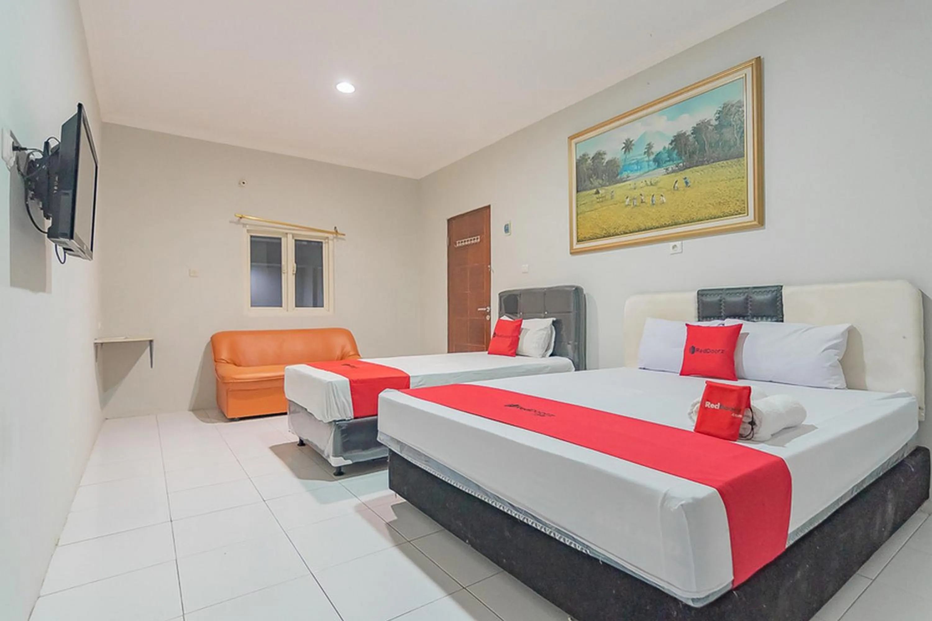 Bed in RedDoorz Plus at Bukit Cinta Street Balikpapan
