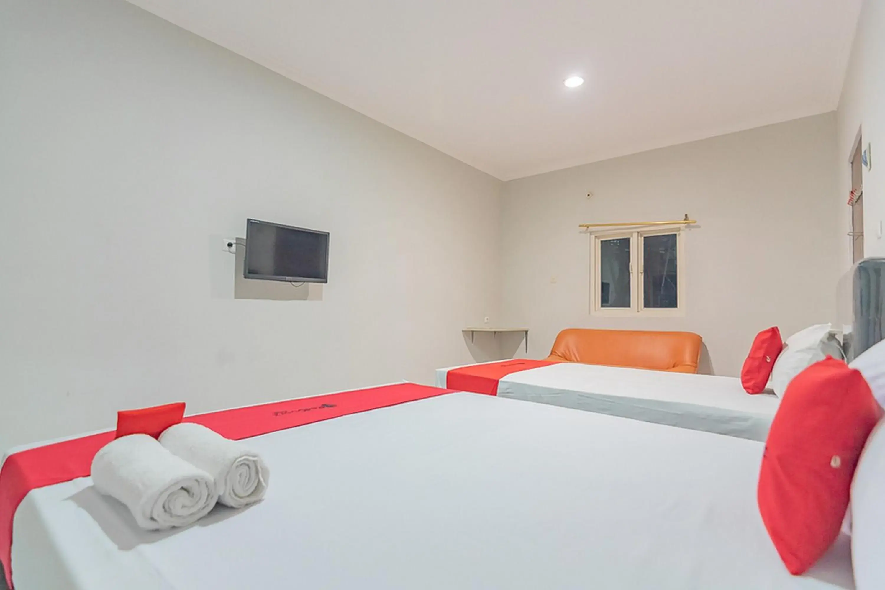 Bed in RedDoorz Plus at Bukit Cinta Street Balikpapan Bed in RedDoorz Plus at Bukit Cinta Street Balikpapan