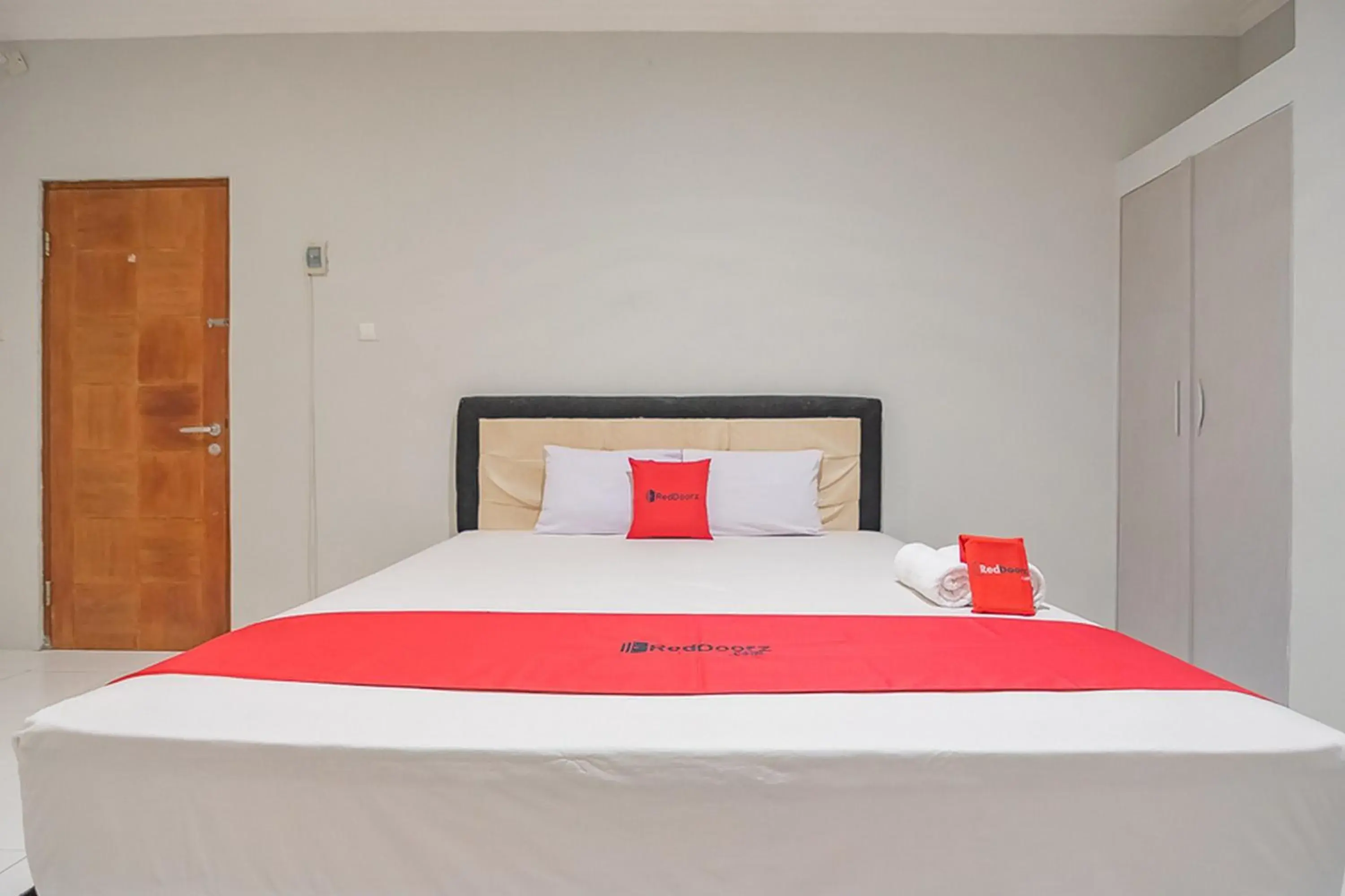 Bed in RedDoorz Plus at Bukit Cinta Street Balikpapan Bed in RedDoorz Plus at Bukit Cinta Street Balikpapan