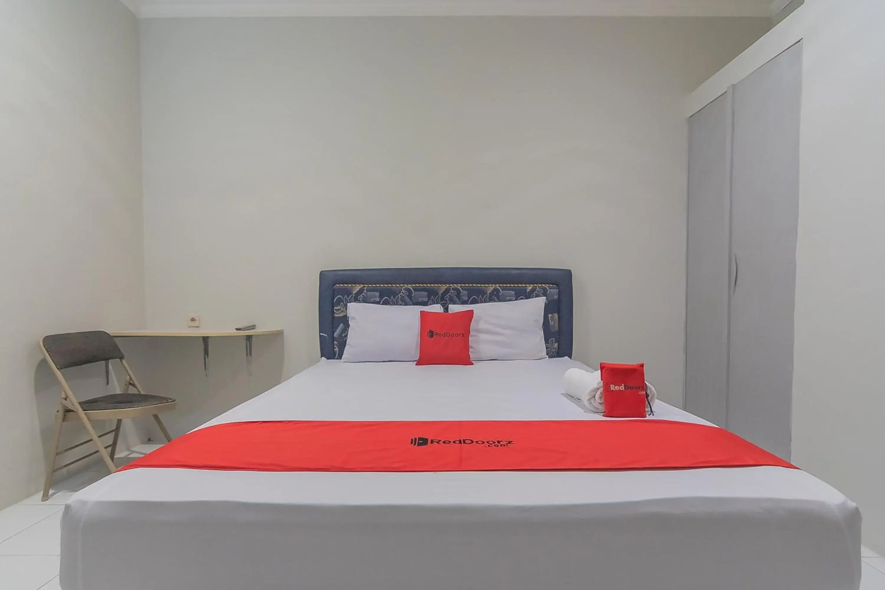 Bedroom, Bed in RedDoorz Plus at Bukit Cinta Street Balikpapan Bedroom, Bed in RedDoorz Plus at Bukit Cinta Street Balikpapan