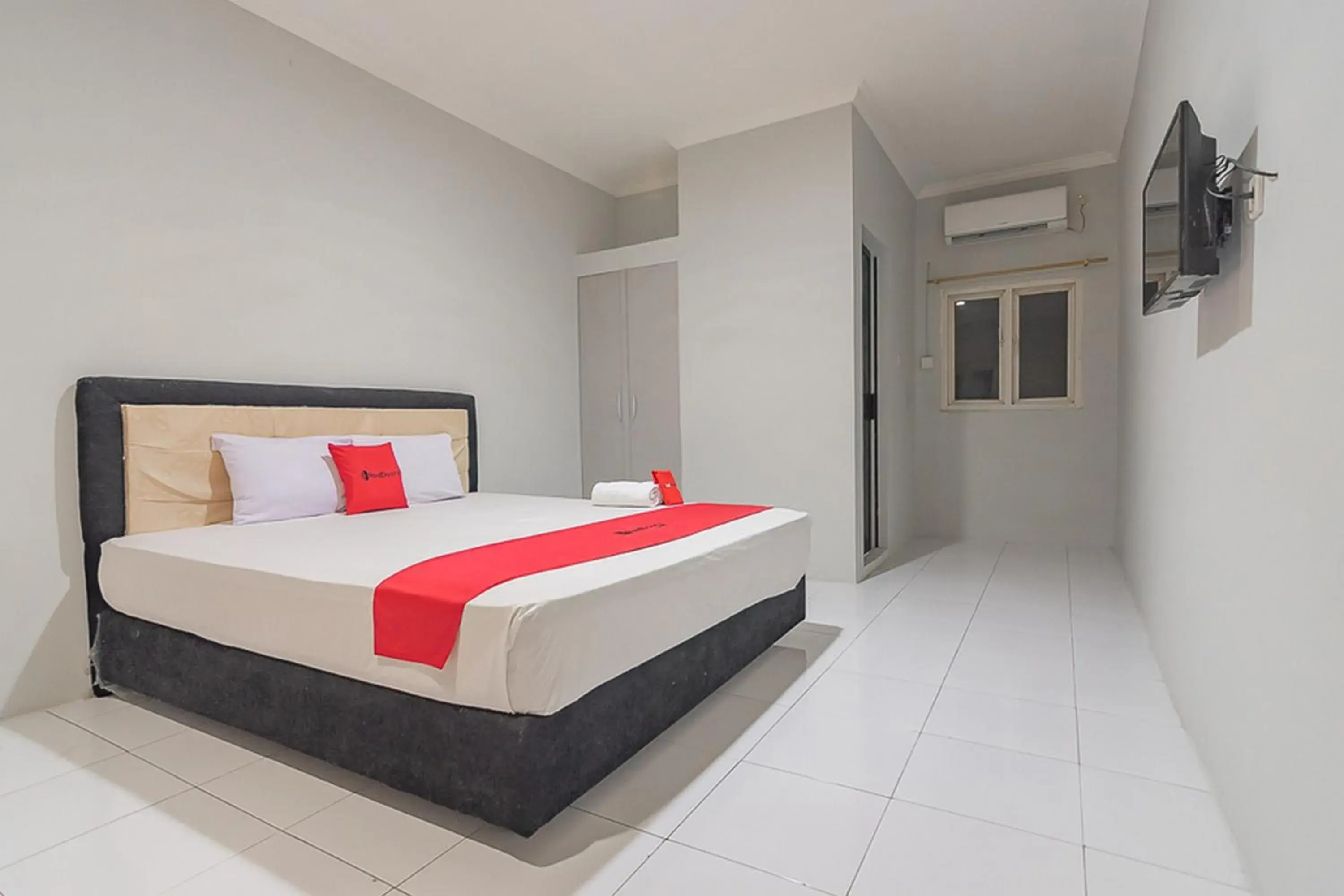 Bed in RedDoorz Plus at Bukit Cinta Street Balikpapan Bed in RedDoorz Plus at Bukit Cinta Street Balikpapan