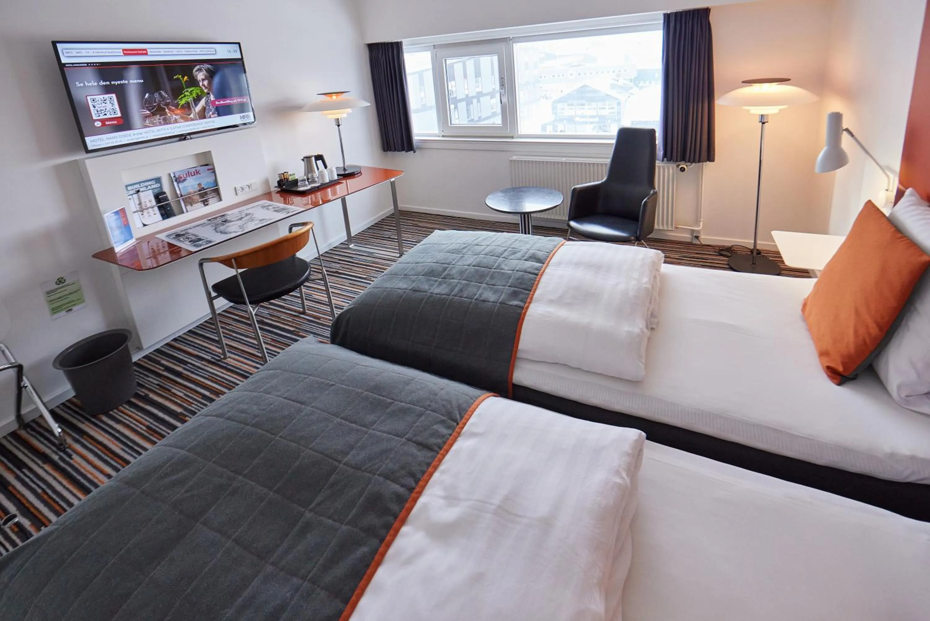 Living room, Bed in Hotel Hans Egede