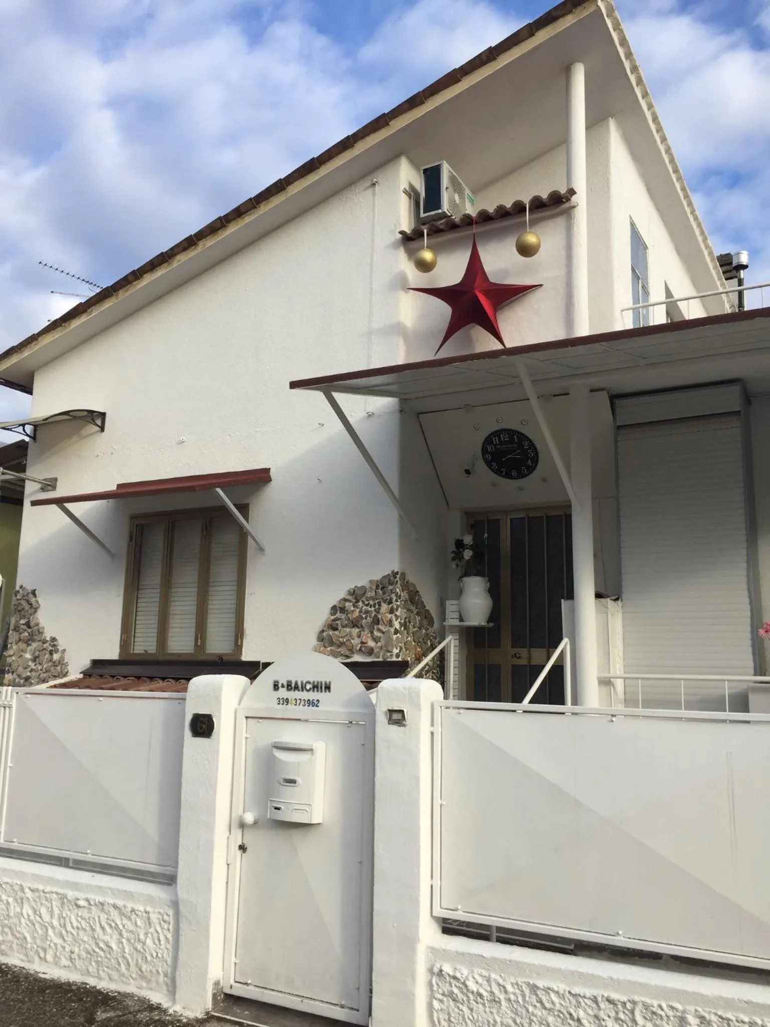 Facade/entrance in B & Baichin