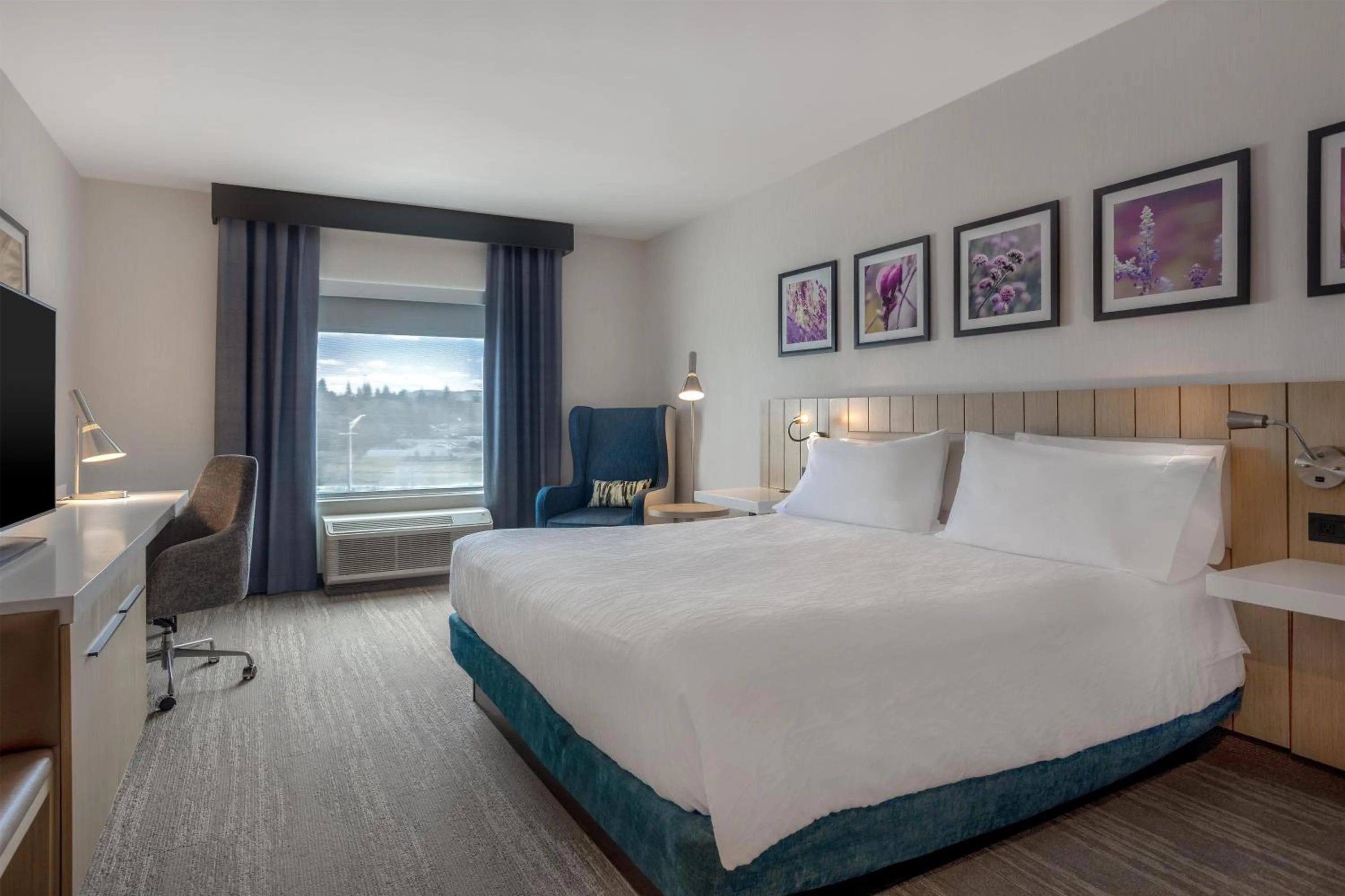 Bed in Hilton Garden Inn Sudbury, Ontario, Canada