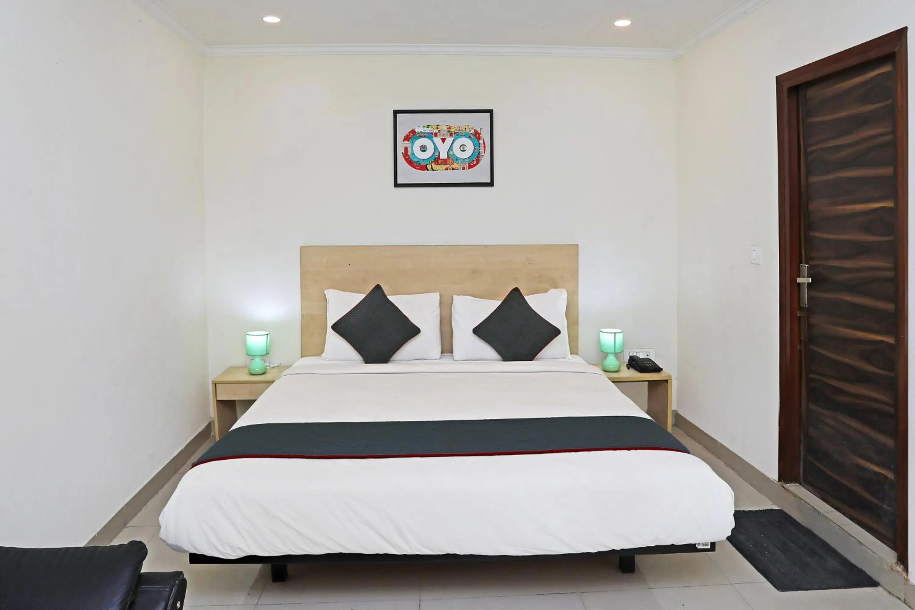 Bedroom, Bed in Super Townhouse Diamond View