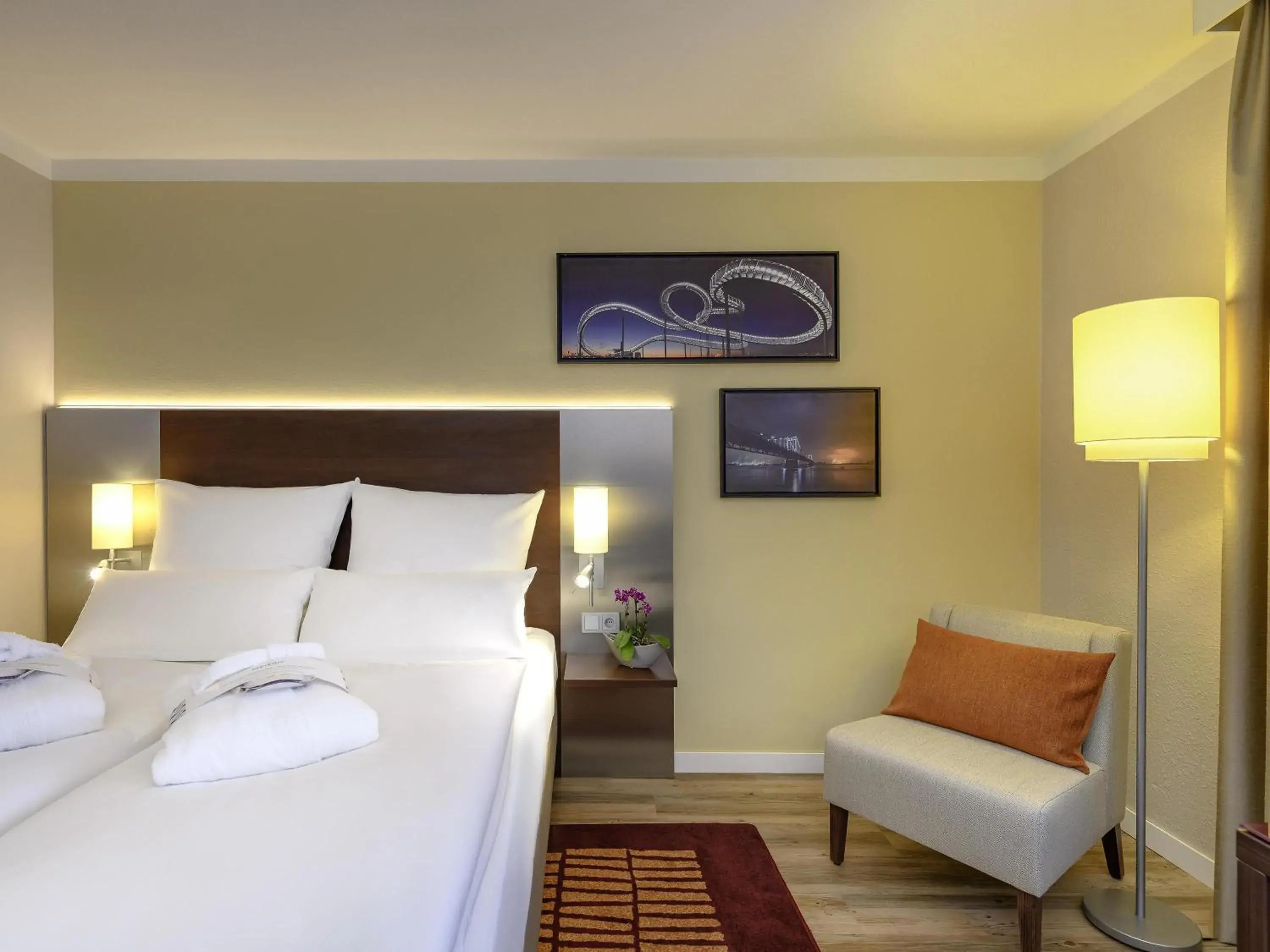 Bedroom, Bed in Mercure Hotel Duisburg City Bedroom, Bed in Mercure Hotel Duisburg City