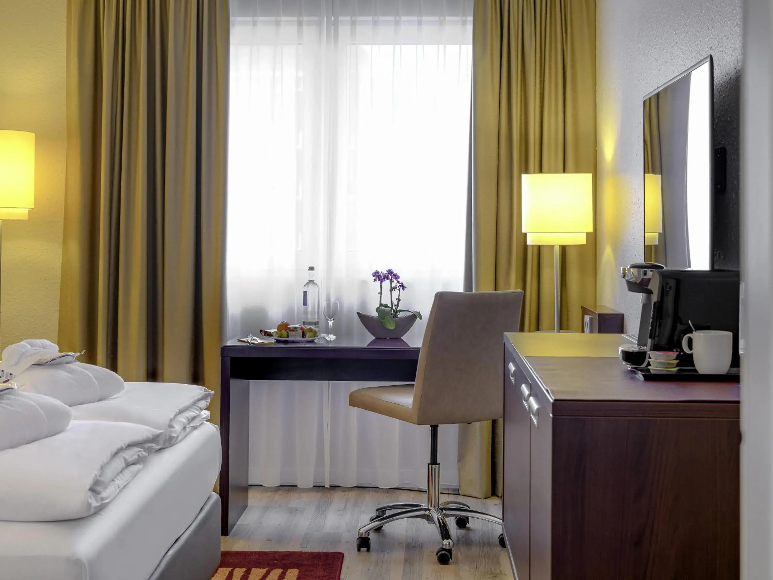 Bedroom, Bed in Mercure Hotel Duisburg City Bedroom, Bed in Mercure Hotel Duisburg City