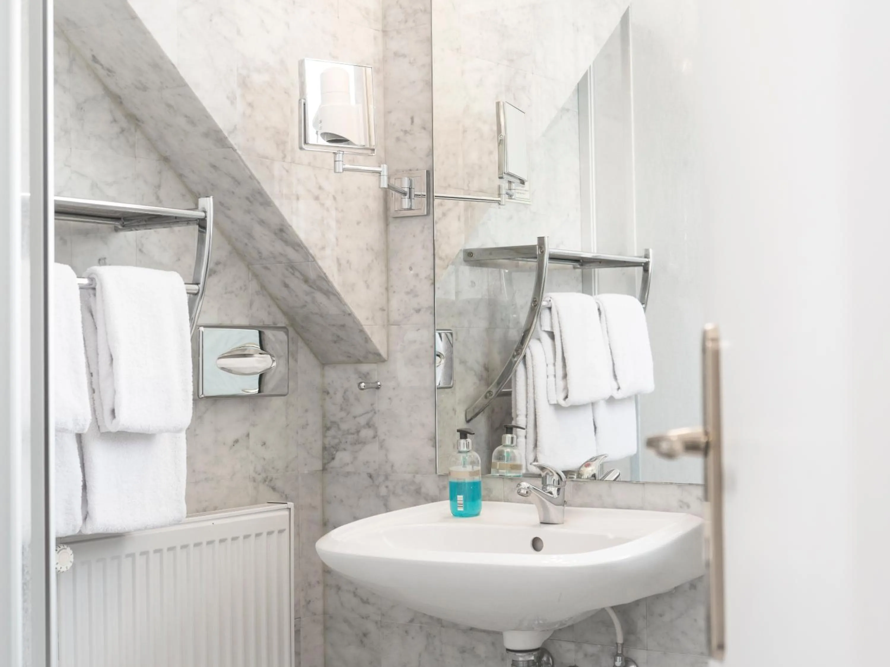 Shower in Hotel Carlton Mayfair