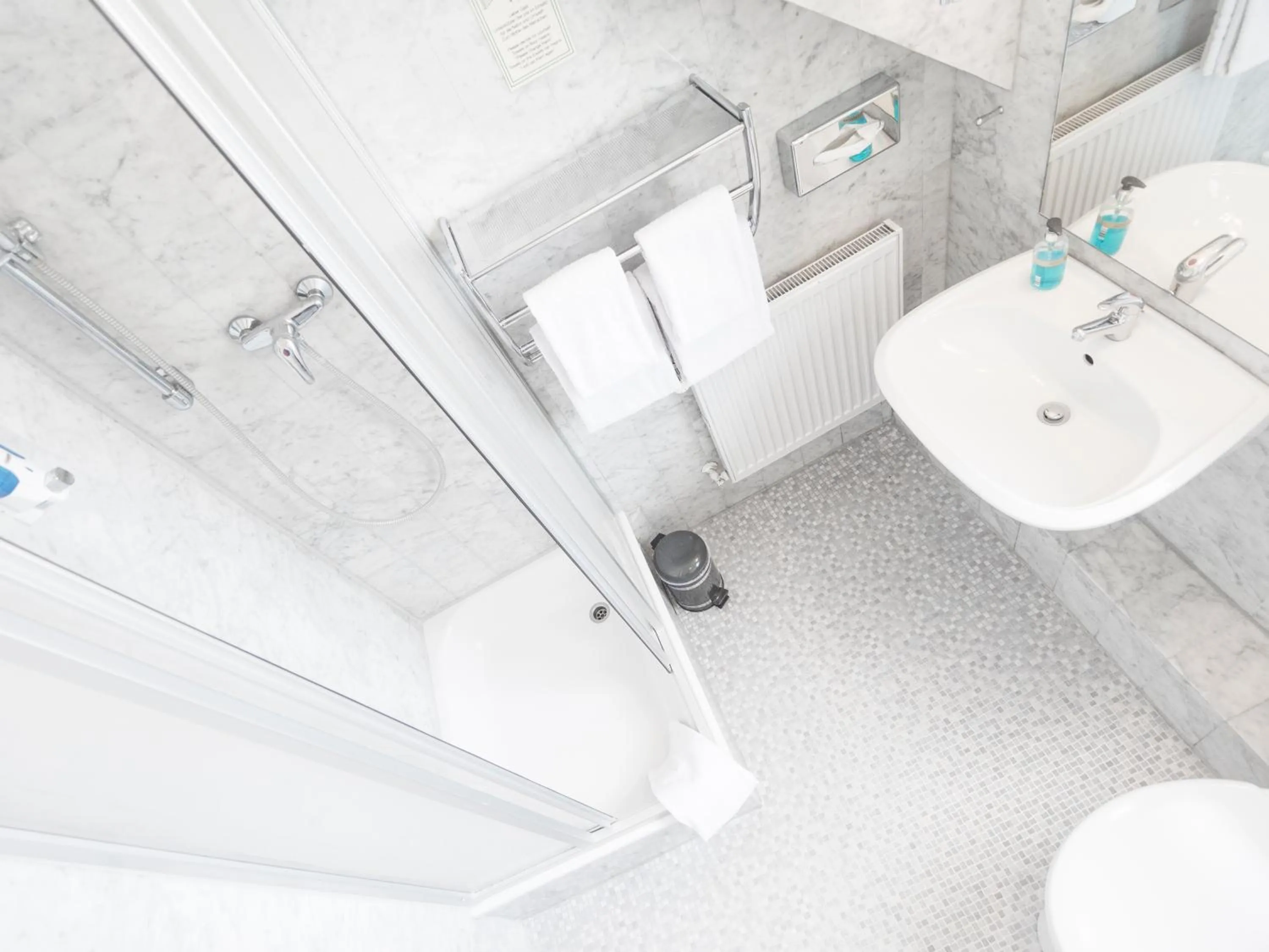 Shower in Hotel Carlton Mayfair