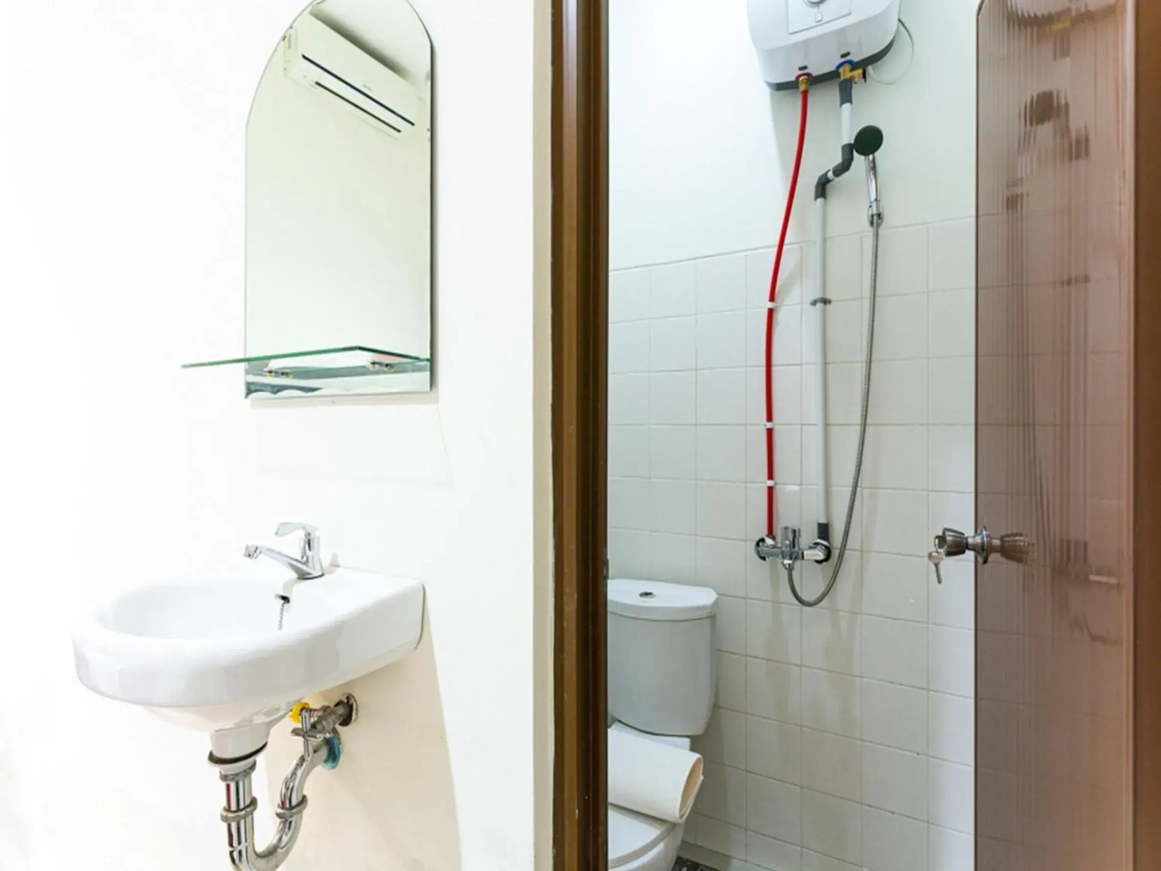 Bathroom in RedDoorz @ Urip Sumoharjo Solo Bathroom in RedDoorz @ Urip Sumoharjo Solo