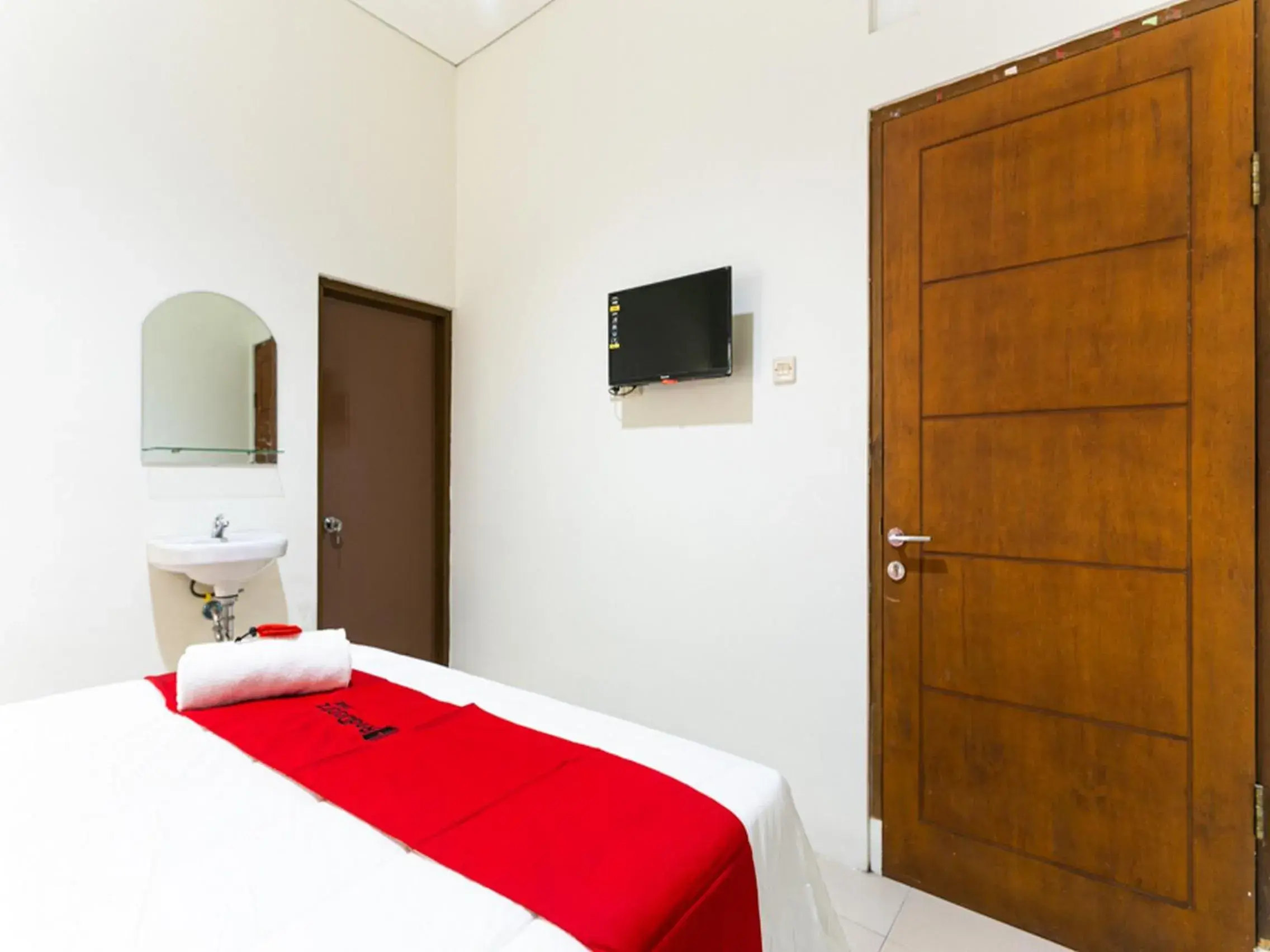 Bedroom, Bed in RedDoorz @ Urip Sumoharjo Solo Bedroom, Bed in RedDoorz @ Urip Sumoharjo Solo