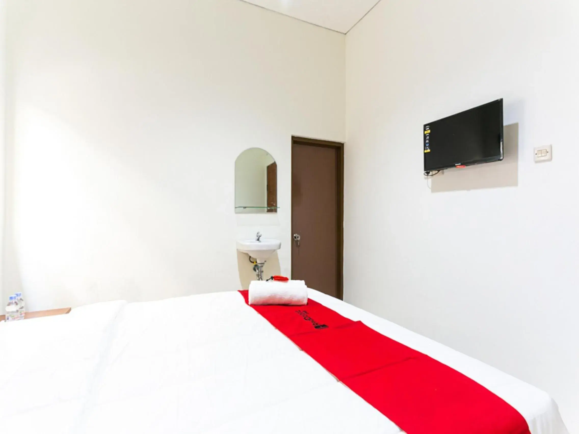 Bed in RedDoorz @ Urip Sumoharjo Solo Bed in RedDoorz @ Urip Sumoharjo Solo