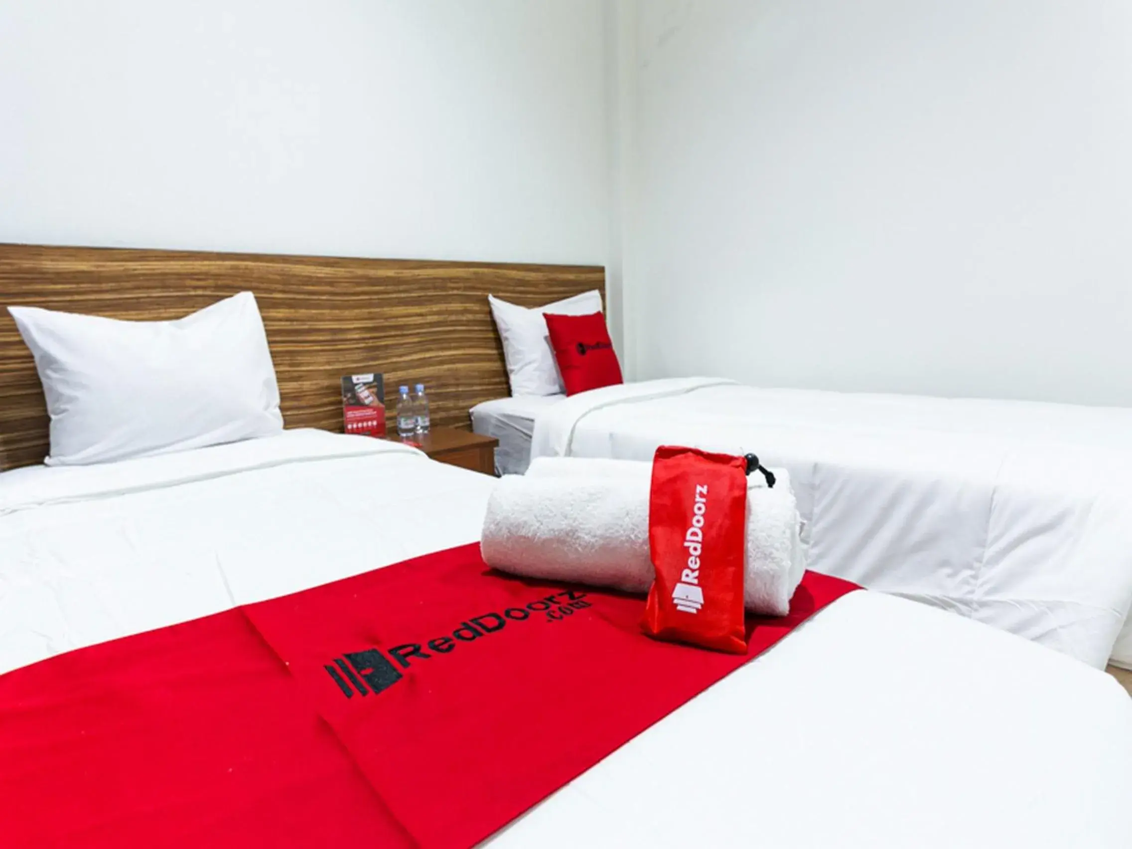 Bedroom, Bed in RedDoorz @ Urip Sumoharjo Solo Bedroom, Bed in RedDoorz @ Urip Sumoharjo Solo