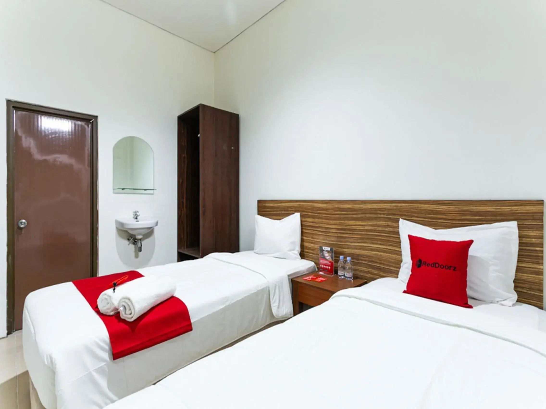 Bedroom, Bed in RedDoorz @ Urip Sumoharjo Solo Bedroom, Bed in RedDoorz @ Urip Sumoharjo Solo
