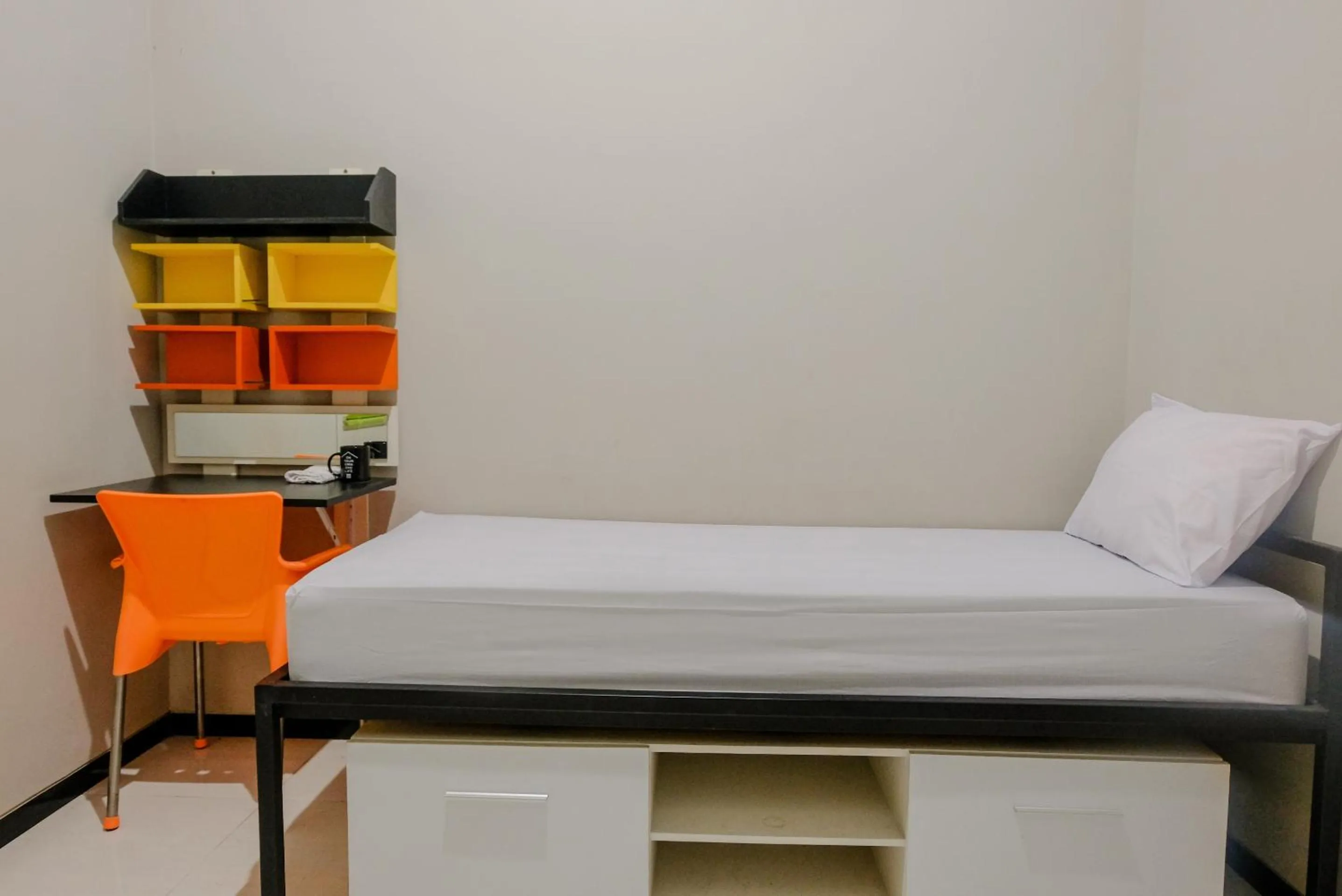 Bedroom, Bed in OYO Life 2399 Gerbera House - Kos Putri