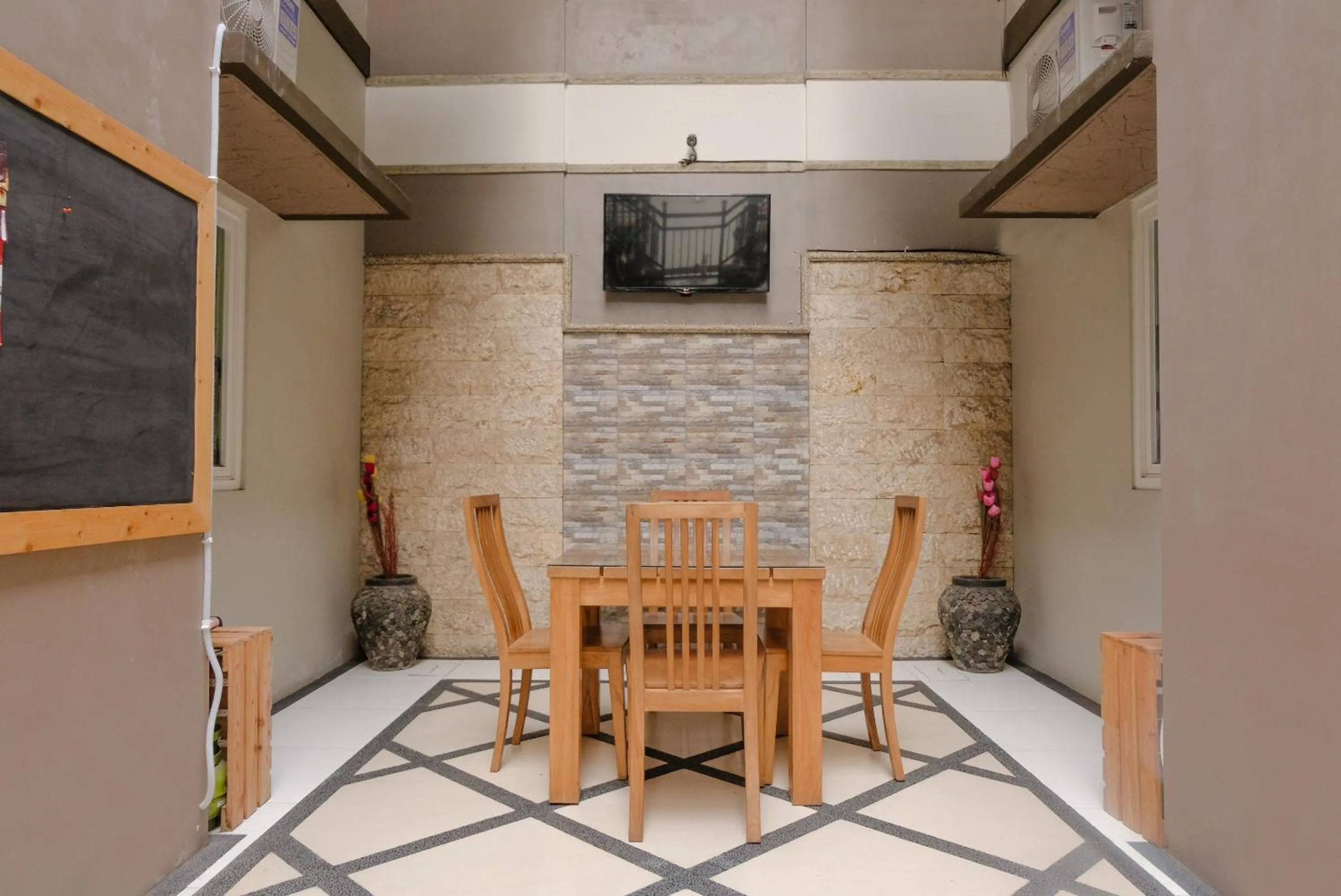 Lobby or reception in OYO Life 2399 Gerbera House - Kos Putri