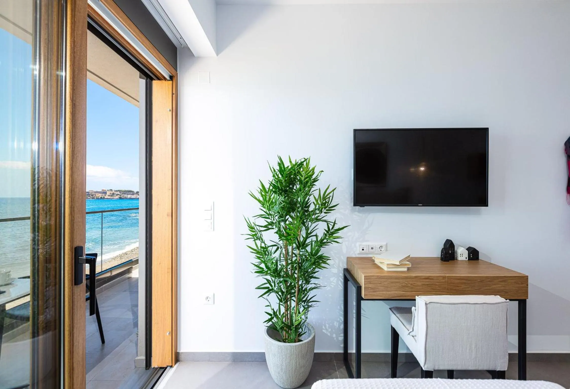 TV and multimedia in North Coast Seaside Suites
