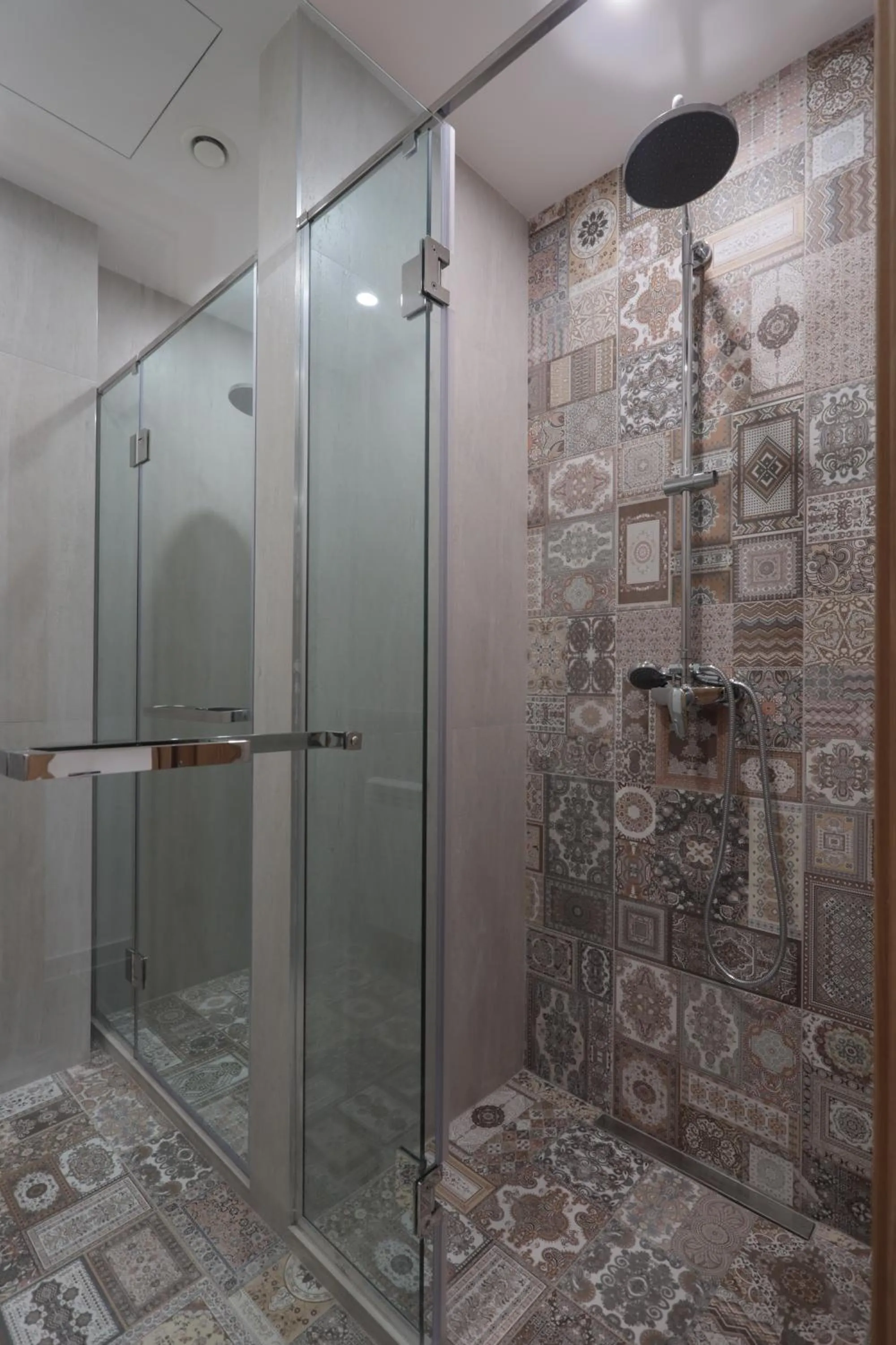 Shower in Andor Hotel