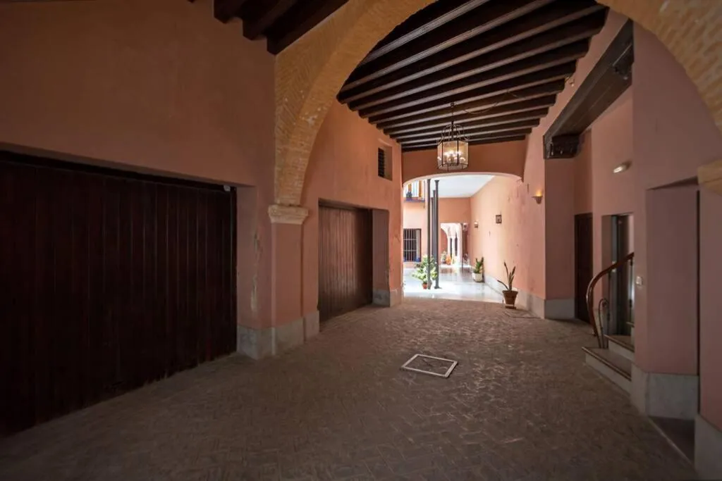 Facade/entrance in Goyeneta Palace by Valcambre