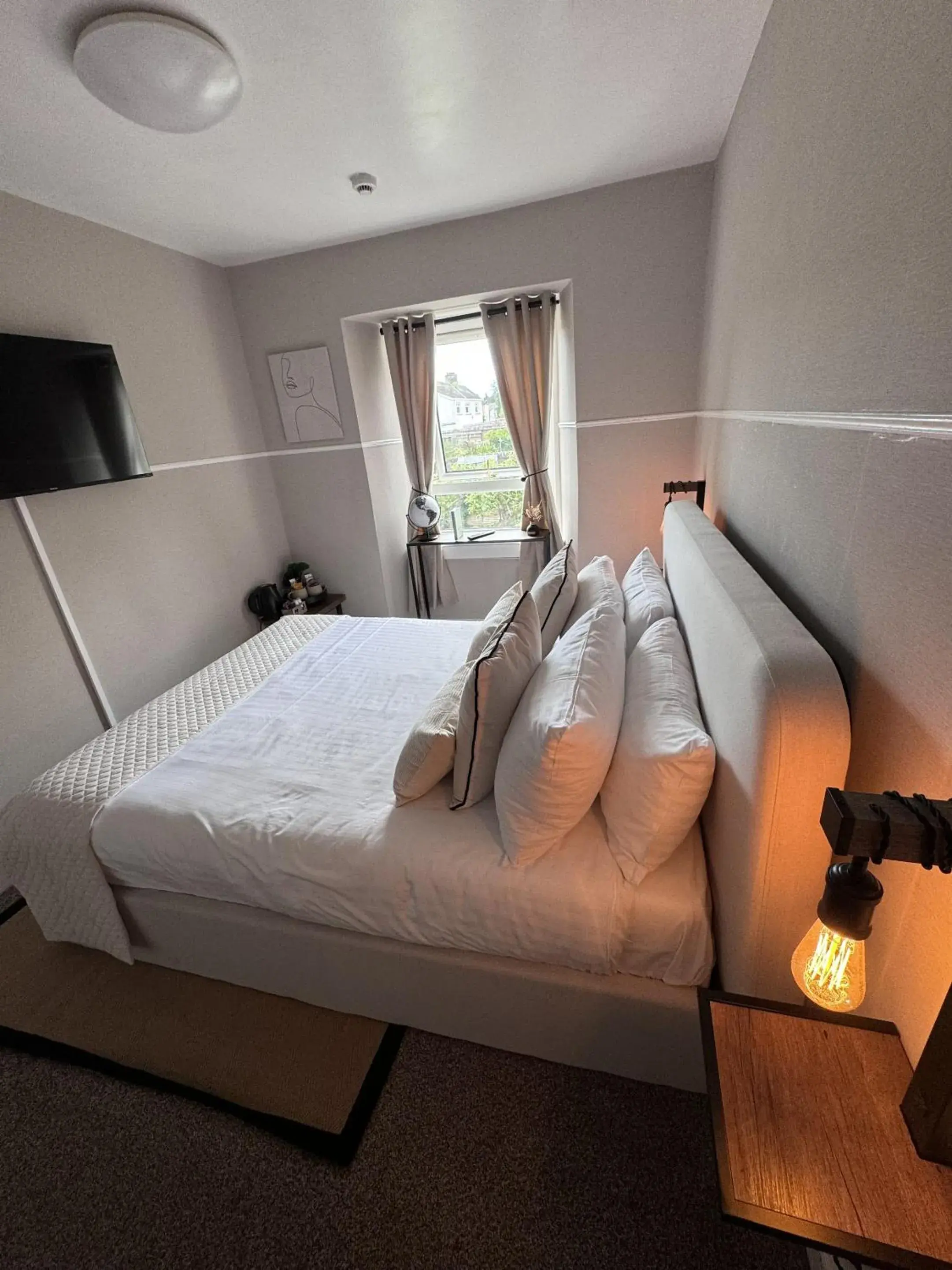 Bedroom, Bed in The Glendevon Hotel Bedroom, Bed in The Glendevon Hotel