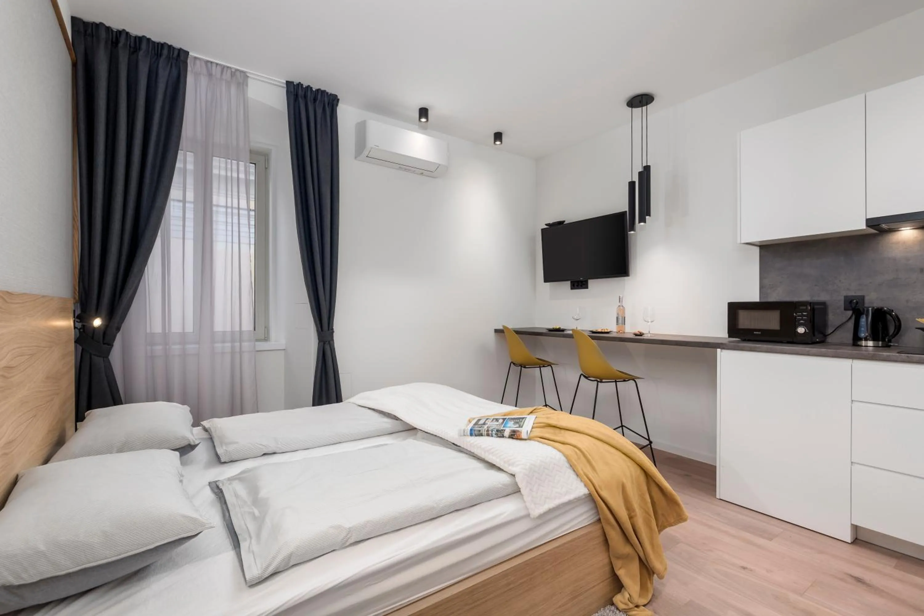 Deluxe Apartments & Rooms "In the Center"