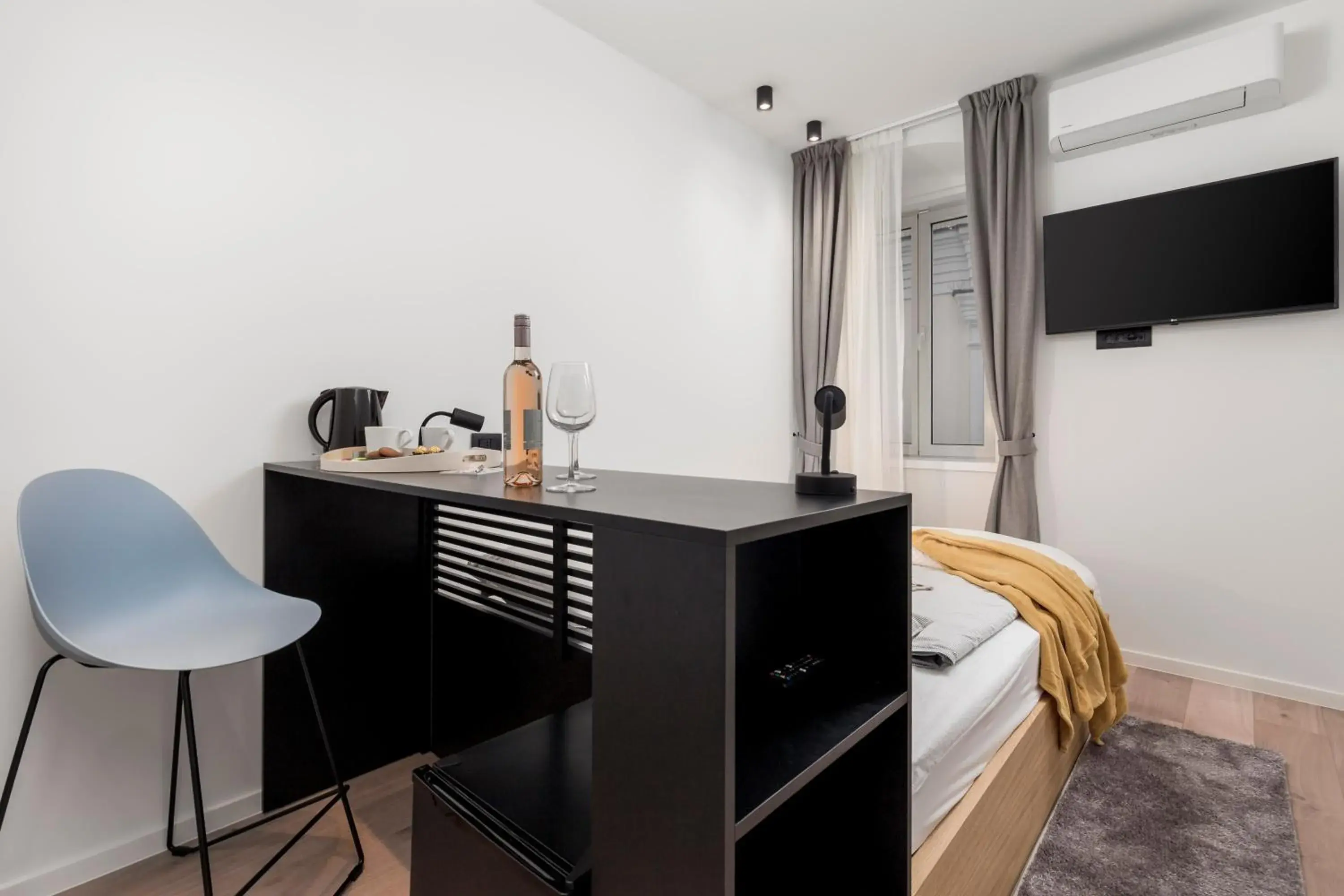 Small Double Room - single occupancy in Deluxe Apartments & Rooms "In the Center" Small Double Room - single occupancy in Deluxe Apartments & Rooms "In the Center"