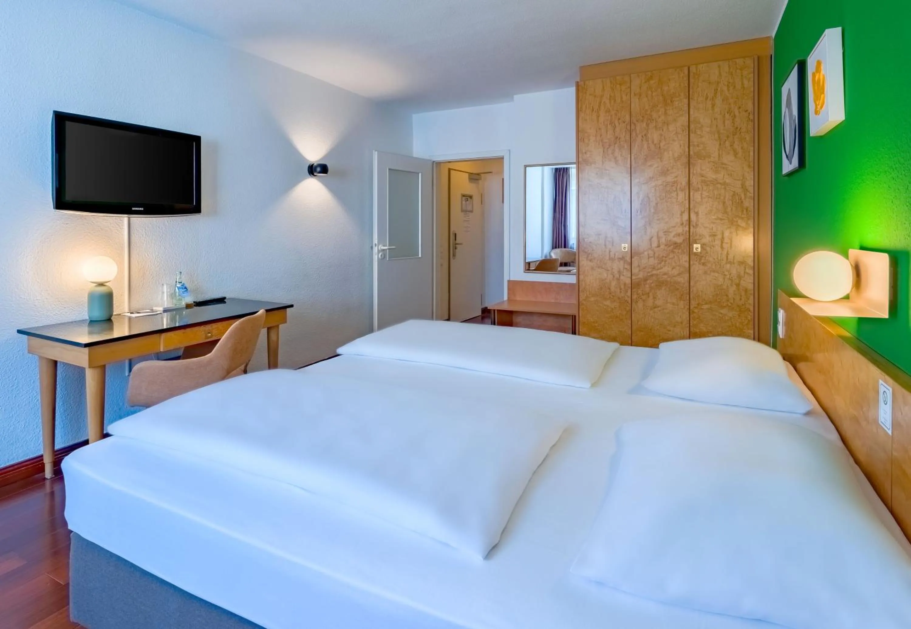 Photo of the whole room, Bed in Rugs Hotel Düsseldorf - Self Check-In